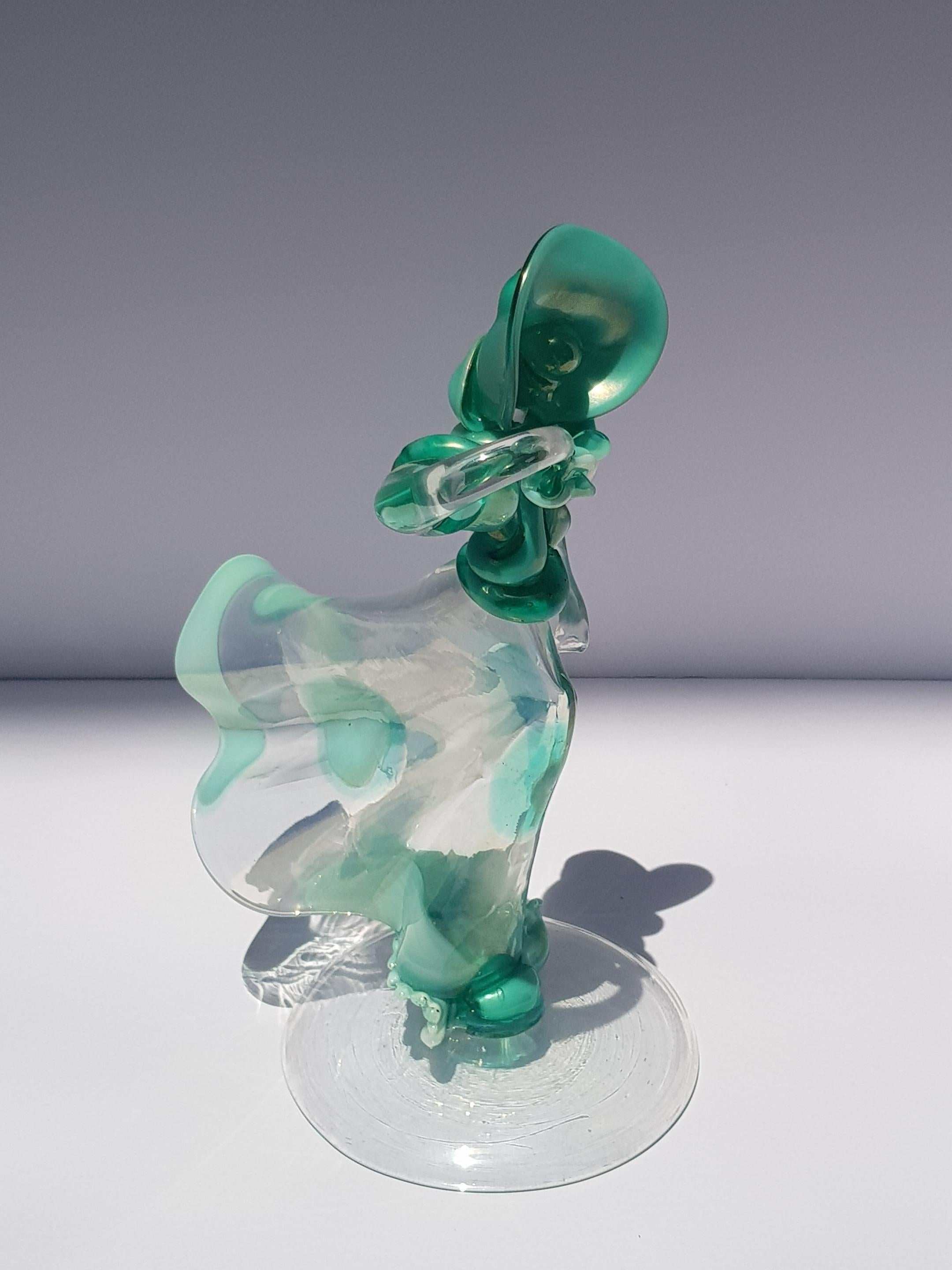 Delicata statuetta scultorea di donna di Seguso Vetri d'Arte o Cappellin Venini realizzata in delicato vetro soffiato traslucido con finitura leggermente iridata e accenti di colore verde acqua tipo 