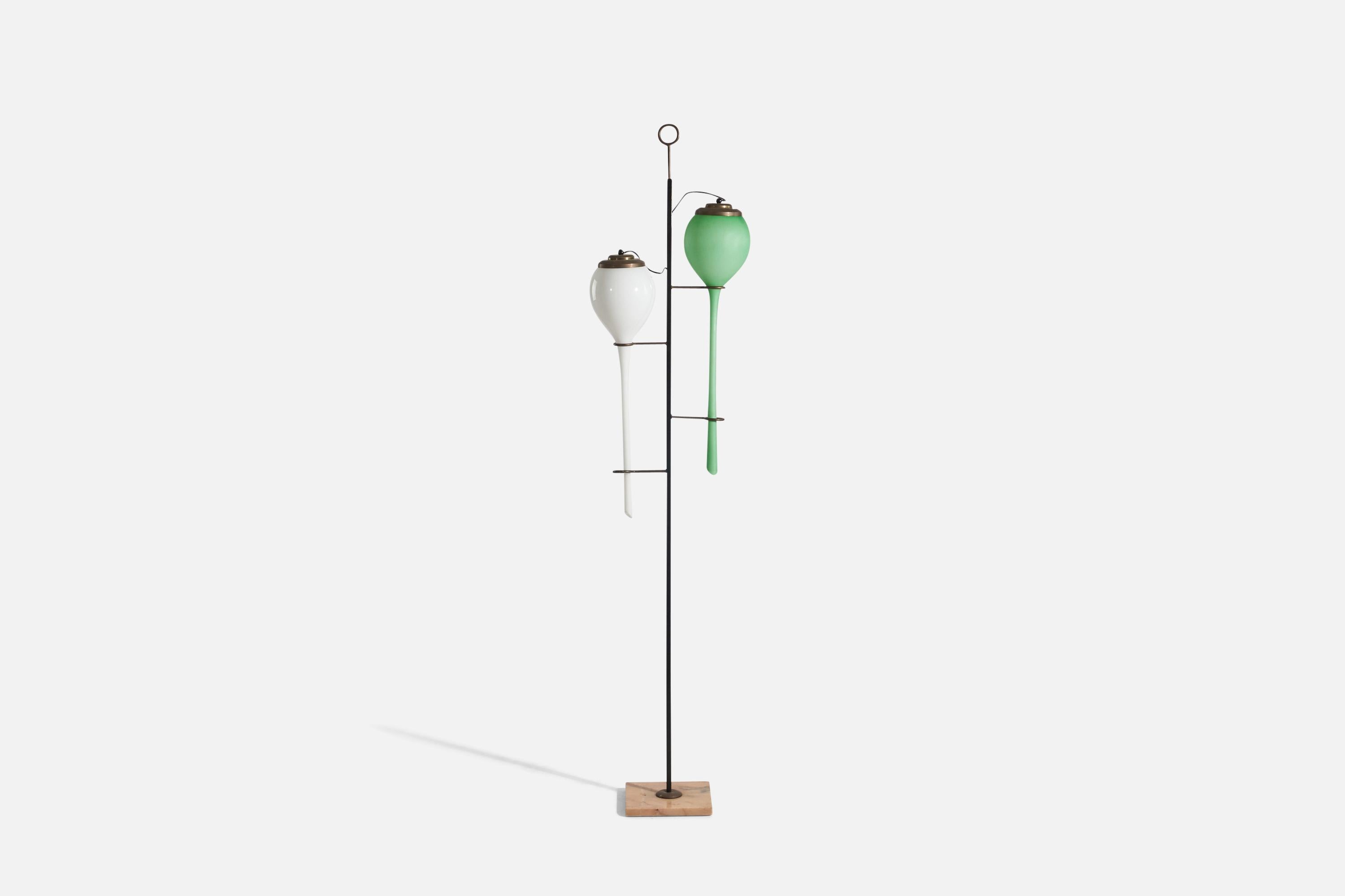 Lampadaire en verre vert et blanc, métal, laiton et marbre conçu et produit par Seguso Vetri D'arte, Italie, années 1940.

La douille accepte les ampoules standard E-26 à culot moyen.

Il n'y a pas de puissance maximale indiquée sur le luminaire.