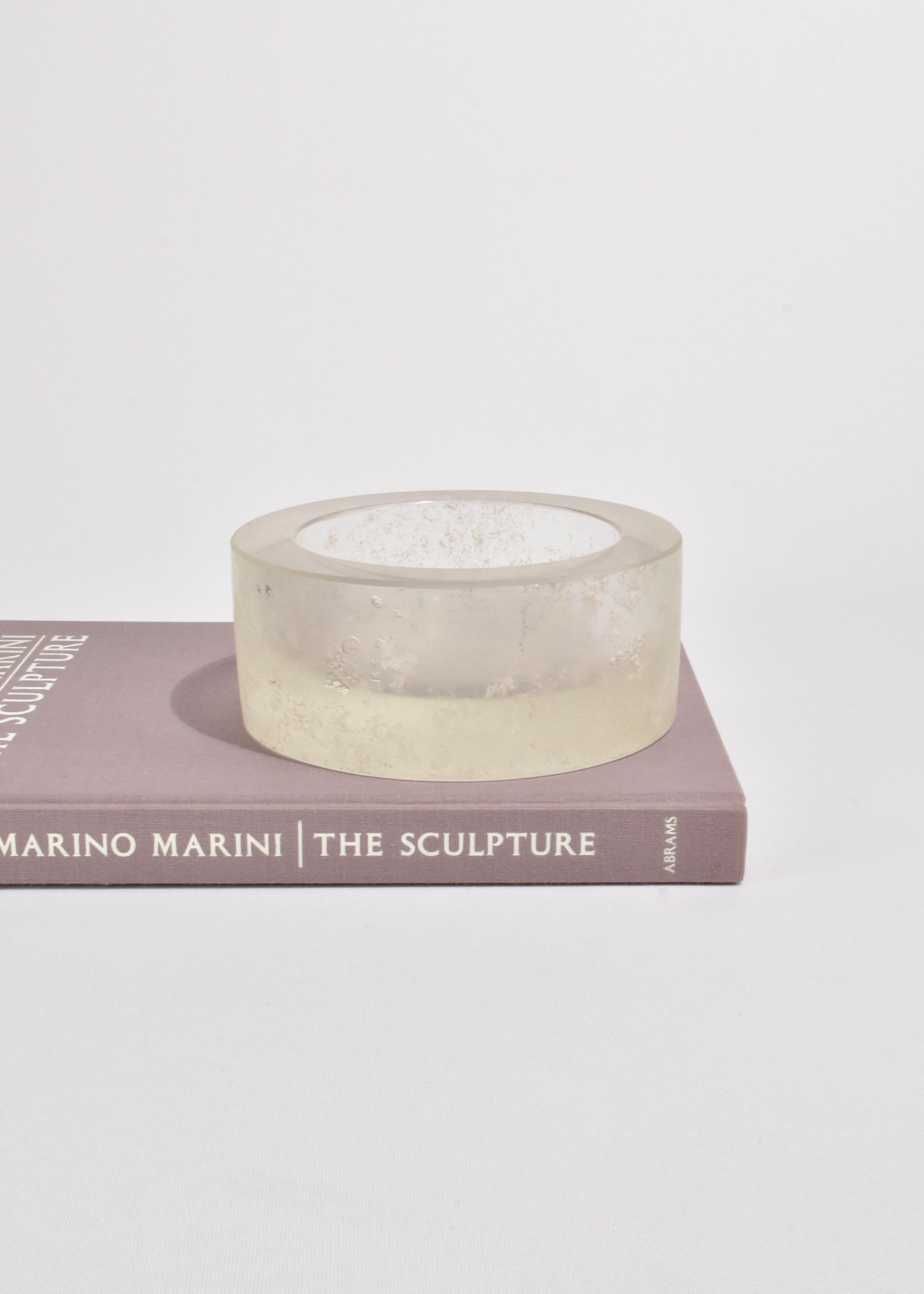 Coupe en verre épais Seguso Vetri d'Arte avec une finition extérieure scavo et un intérieur et une base mats. Signé sur la base, V.I.I. d'Arte.

Fabriqué en Italie, vers les années 1980.