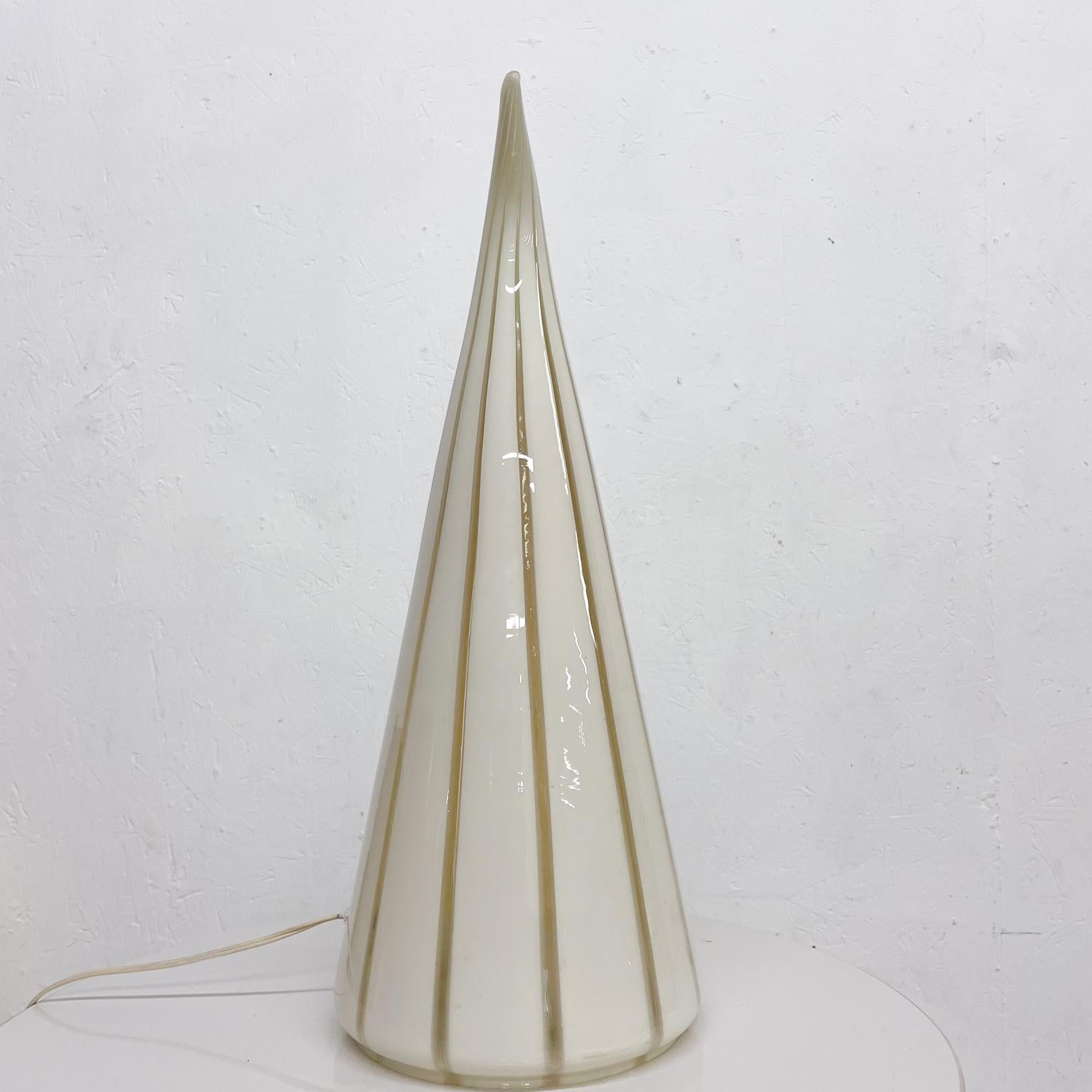 Sculptural finesse blown glass horn table lamp by Seguso Vetri d'Arte Italy, 1960s
Lamp in a horn design milky white with lovely soft swirl. Provides warm glow, the perfect mood light!
No label present.
Has been tested for you working and in good