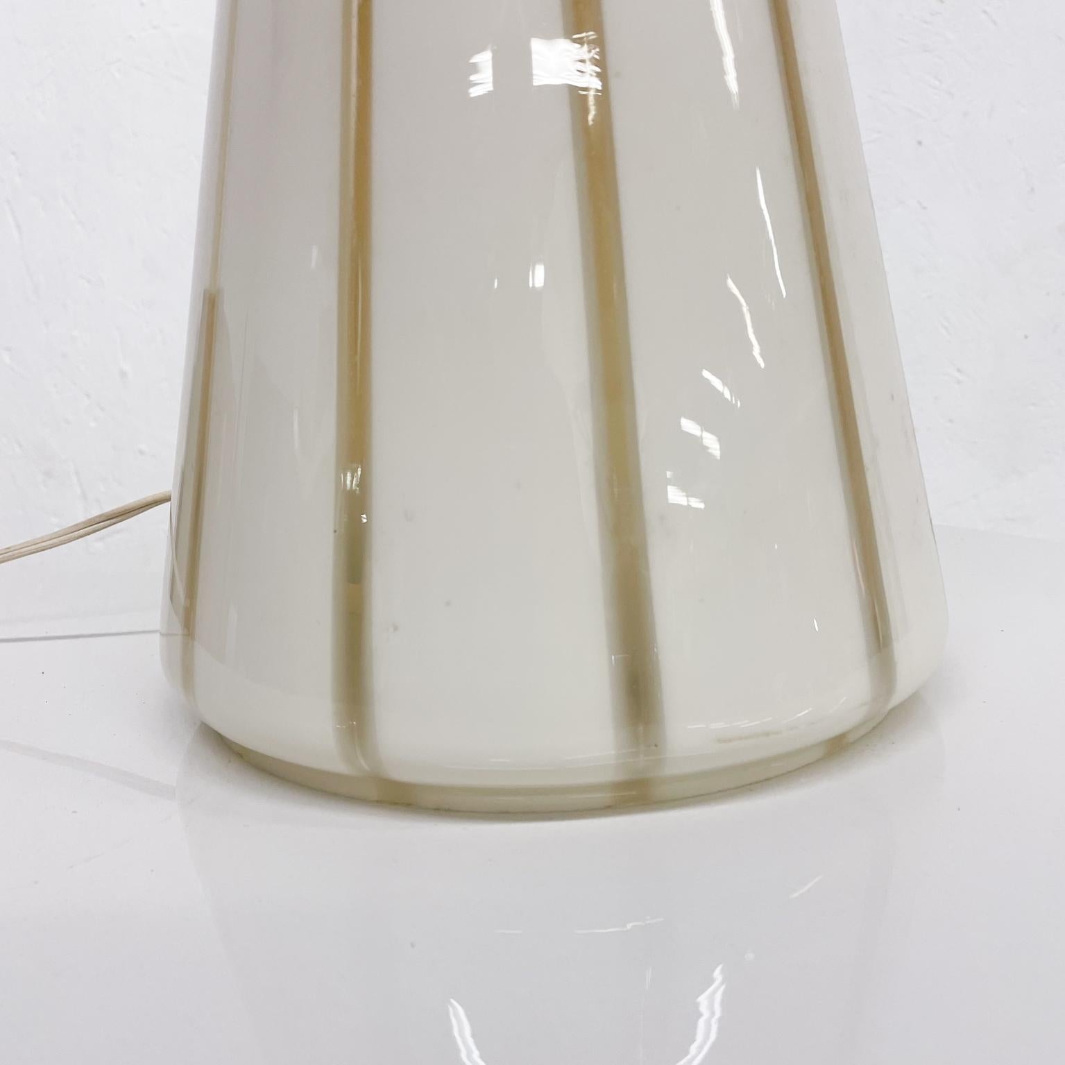 Mid-Century Modern Seguso lampe de bureau en verre de Murano tourbillonnant blanc laiteux Vetri d'Arte, Italie, années 1960 en vente