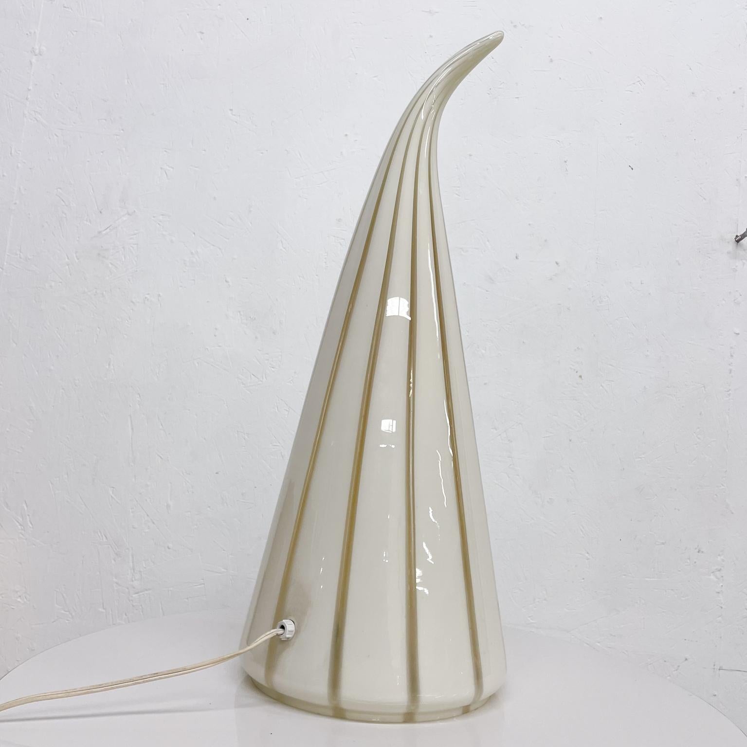 Seguso Vetri d'Arte Milky White Swirled Murano Glass Table Lamp, Italy, 1960s In Good Condition For Sale In Chula Vista, CA