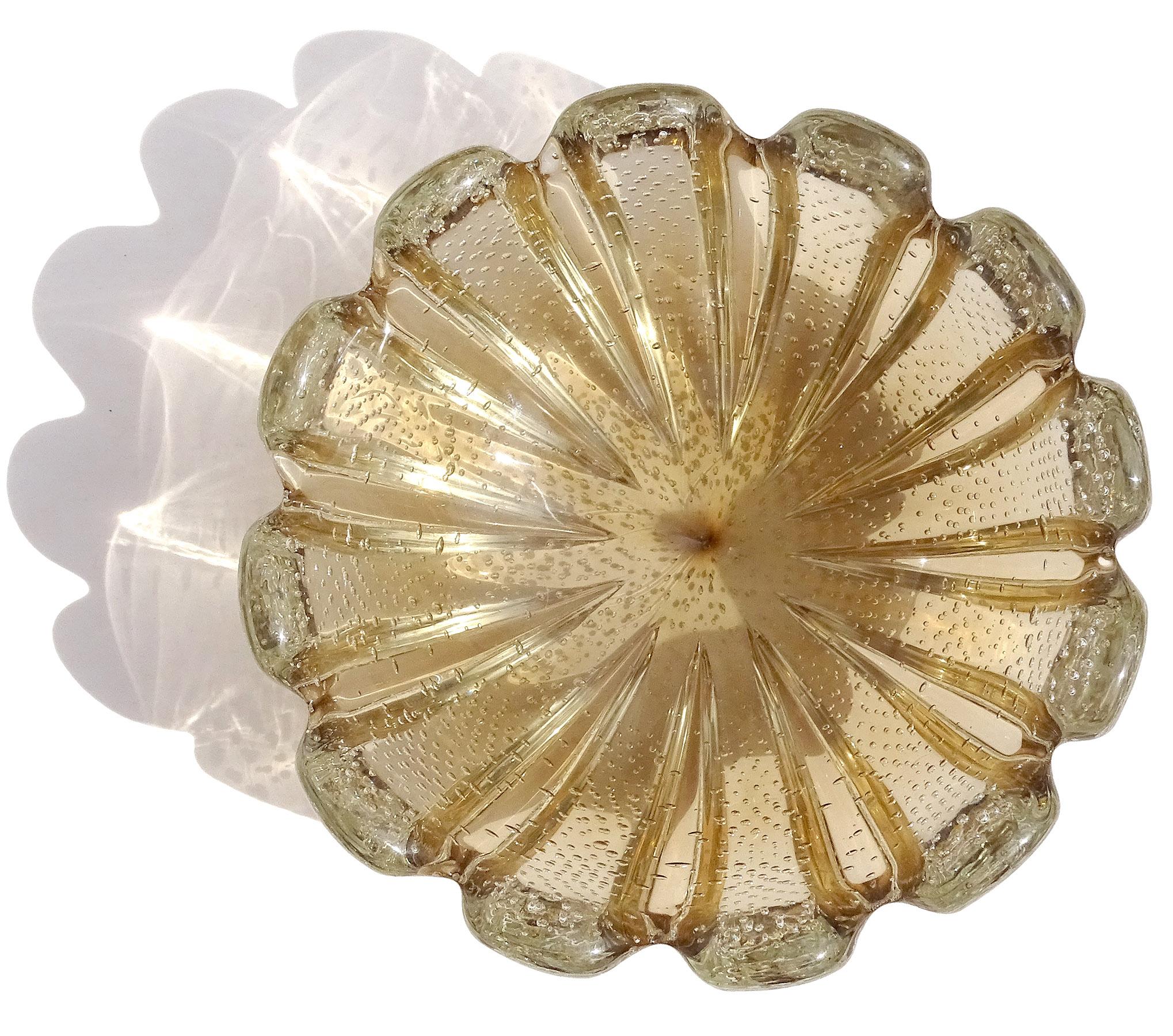 Schöne Vintage Murano mundgeblasen Sommerso Champagner Farbe und kontrollierte Blasen italienische Kunst Glas dekorative Schale. Nachgewiesen den Designern Flavio Poli und Archimede Seguso für Seguso Vetri d'Arte, um 1939, Modellnummer 7104.