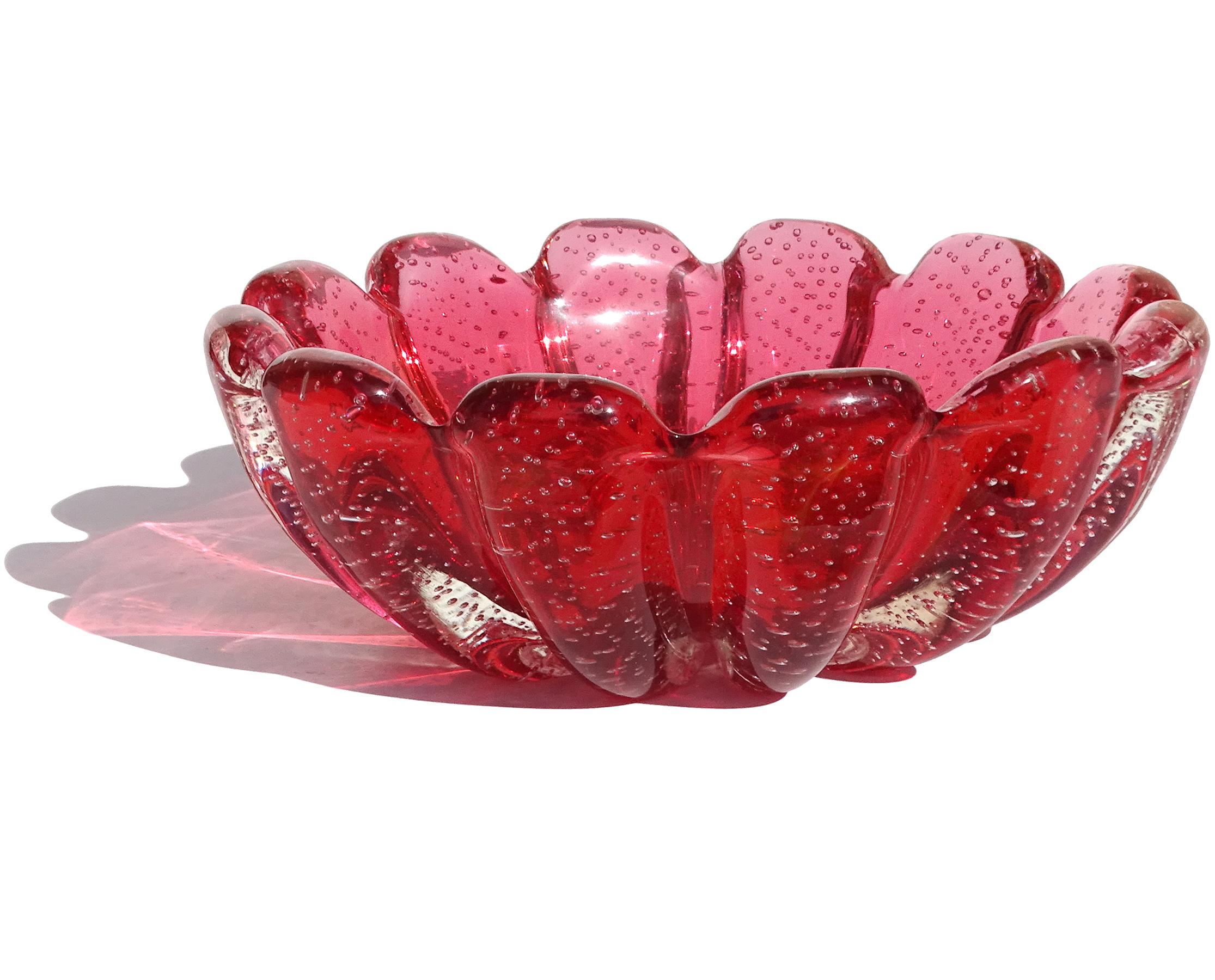 Bellissima ciotola decorativa vintage di Murano soffiata a mano di colore rosso mirtillo e bolle controllate in vetro artistico italiano. Documentato ai designer Flavio Poli e Archimede Seguso per Seguso Vetri d'Arte, circa 1939, modello numero