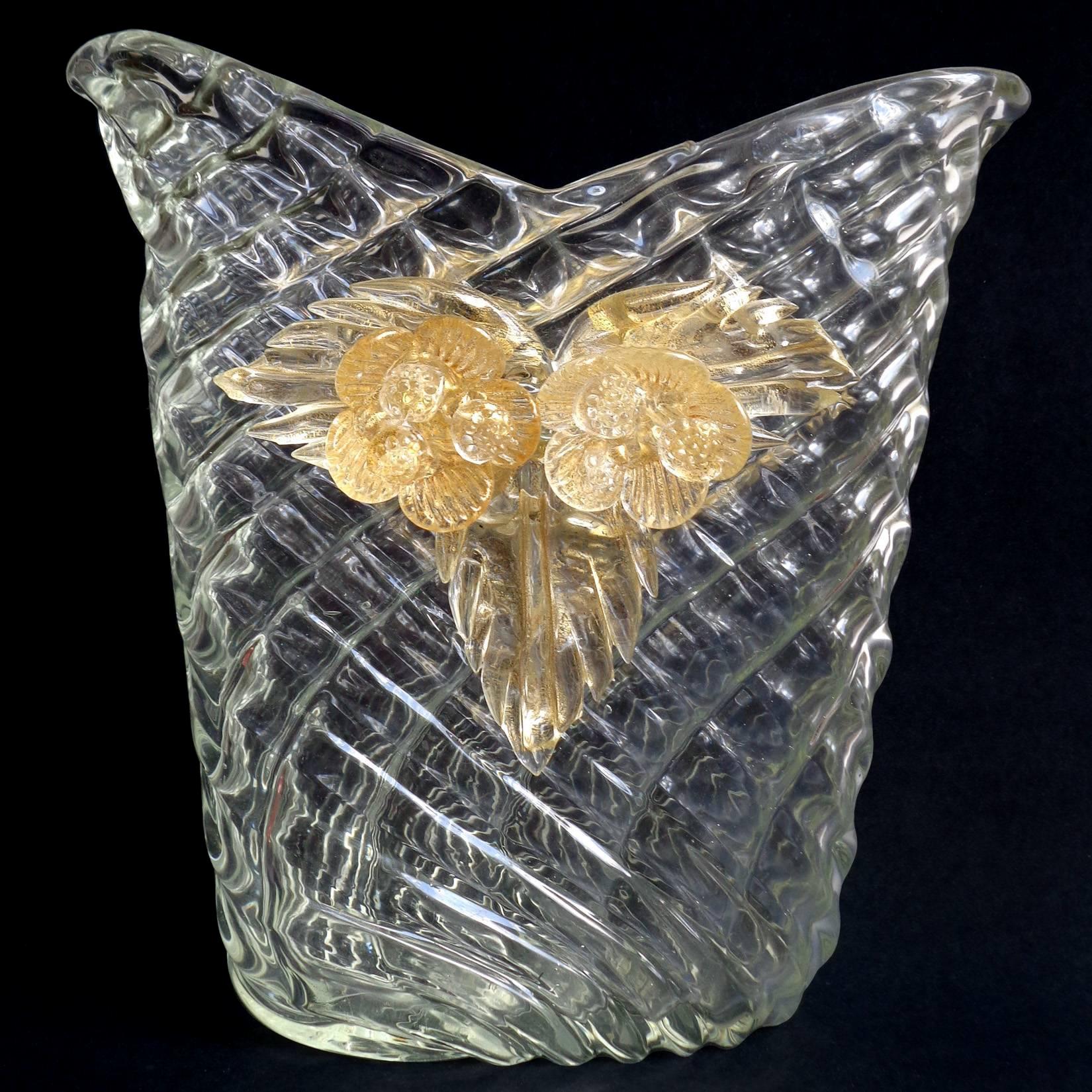 Wunderschöne und große Vase aus mundgeblasenem Murano-Kristall mit goldenen Blumen und Blättern aus italienischem Kunstglas, gesteppt. Es wird dem Designer Flavio Poli für die Firma Seguso Vetri d'Arte zugeschrieben, ca. 1949. Die Vase ist im Design