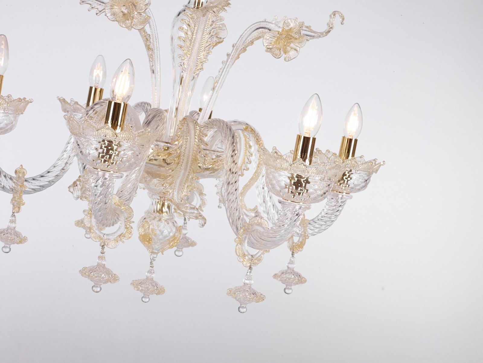 Lampadario Albireo in vetro di Murano di Seguso Vetri d'Arte. Lampadario a 6 luci in vetro di Murano soffiato e lavorato a mano, di colore grigio-oro. La catena e il baldacchino sono inclusi per estendere l'altezza.
Sono disponibili anche taglie