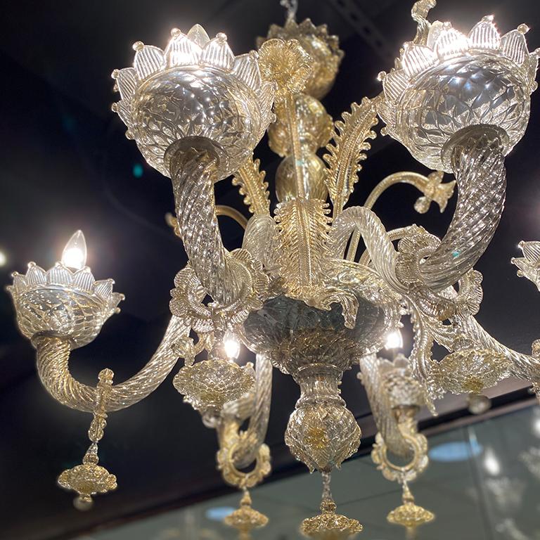 Murano glass chandelier by Seguso Vetri d'Arte. Handmade, blown Murano glass chandelier 6 lights in gray gold glass color. Chain and canopy are included to extend the height.
different sizes with additional tears or smaller is also available.
This