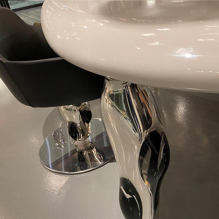 Barena Murano Glastisch von Seguso Vetri d'Arte. Verspiegelte Beine mit weiß lackierter Platte. Die drei Beine aus mundgeblasenem Glas verleihen dem Tischdesign eine skulpturale und organische Form. Das klare und verspiegelte Glas wird durch kleine