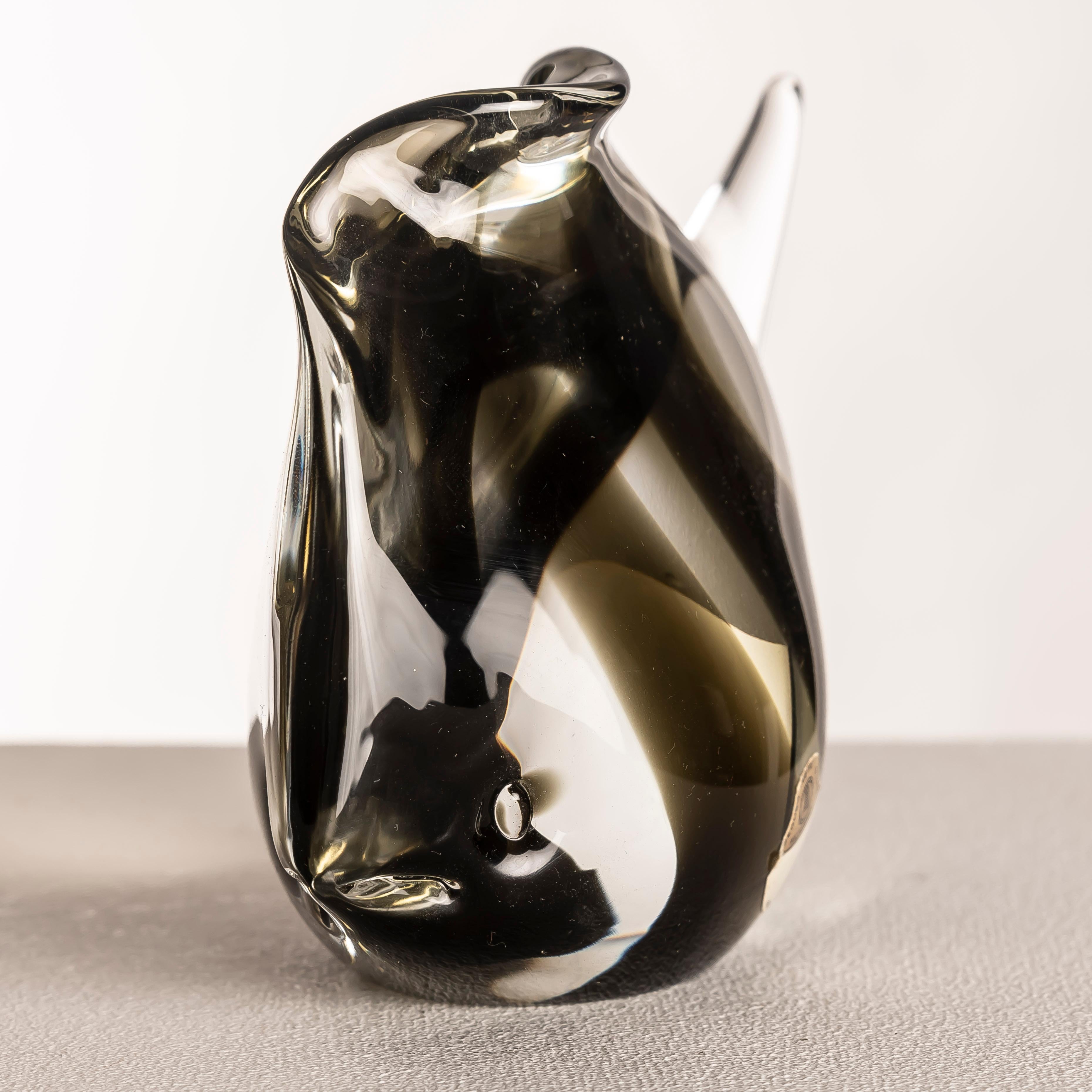 Questa raffinata scultura di pesce in vetro di Murano, realizzata da Seguso Vetri d'Arte, incarna l'eleganza e la maestria che hanno reso il nome Seguso uno dei più celebri dell'arte vetraria veneziana. Realizzato negli anni '60, il pezzo presenta
