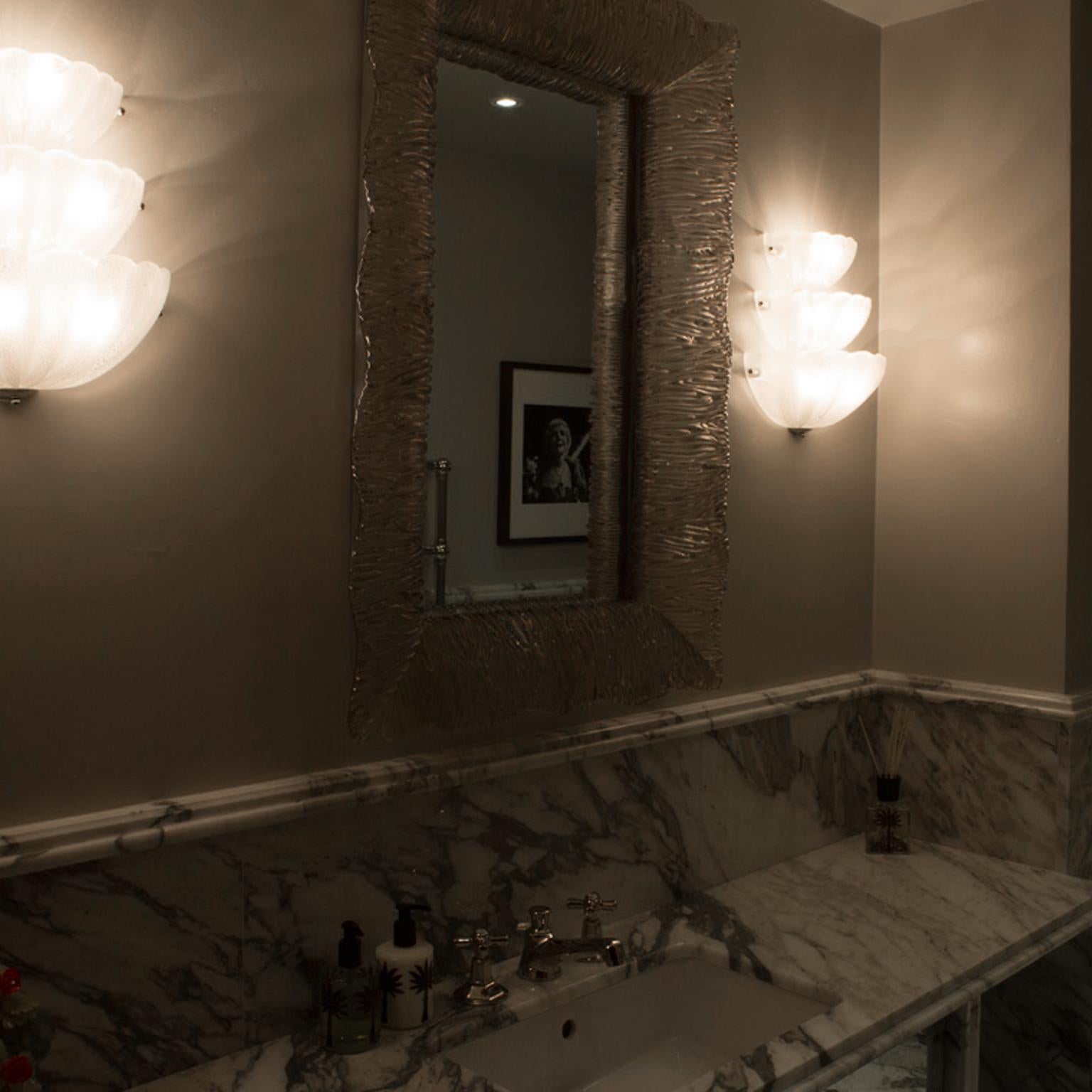 Applique in vetro di Murano Fontana di Seguso Vetri d'Arte.  Realizzato a mano, in vetro soffiato di Murano, in tre delicate forme di fontana di dimensioni decrescenti.  Il vetro trasparente è leggermente sabbiato sul lato interno per conferire