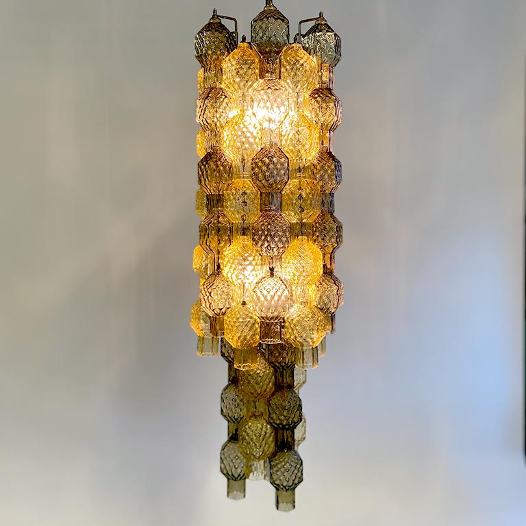 Seguso Vetri d'Arte. Ce luminaire en verre soufflé fait à la main, de couleur ambre et marron, peut être décliné en différentes formes et tailles pour créer un bel effet visuel. Accepte (6) ampoules e14/12.
Diamètre 33 cm et hauteur 100 cm plus la