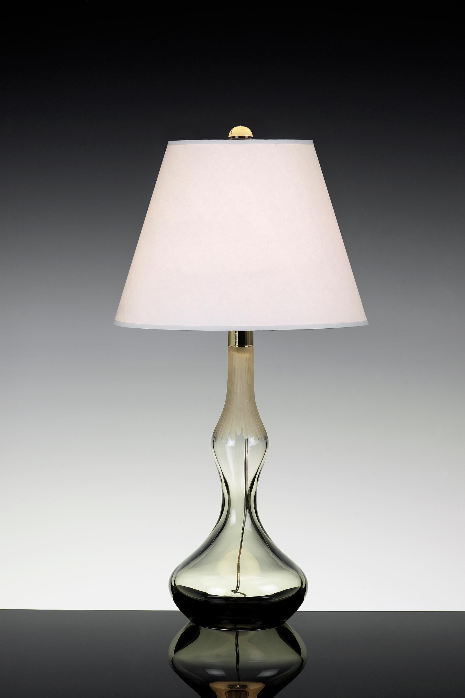 Lampe de table en verre Murano de Seguso Vetri d'Arte.  Lampe en verre soufflé de Murano, fabriquée à la main, de couleur grise transparente, avec une légère gravure sur le dessus de la lampe, qui apporte un intérêt visuel. Disponible avec une