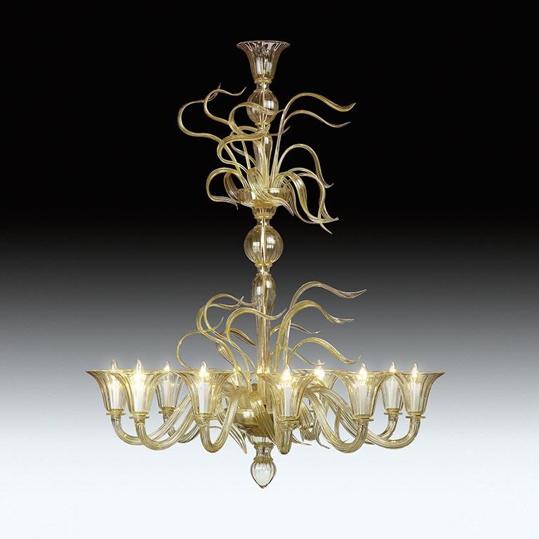 Lustre Vento en verre de Murano par Seguso Vetri d'Arte. Lustre 10 lumières en verre de Murano soufflé à la main, de couleur or clair. Une chaîne et un auvent sont inclus pour prolonger la hauteur.
différentes tailles avec des déchirures