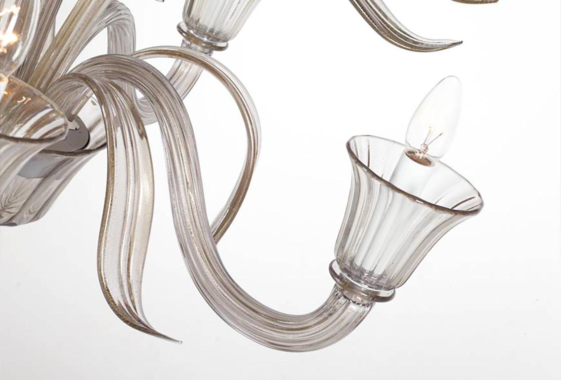 Vento Murano glass chandelier by Seguso Vetri d'Arte. Handmade, blown Murano glass chandelier 5 lights in grey gold glass color. Chain and canopy are included to extend the height.
Different sizes with additional tears or smaller is also available.