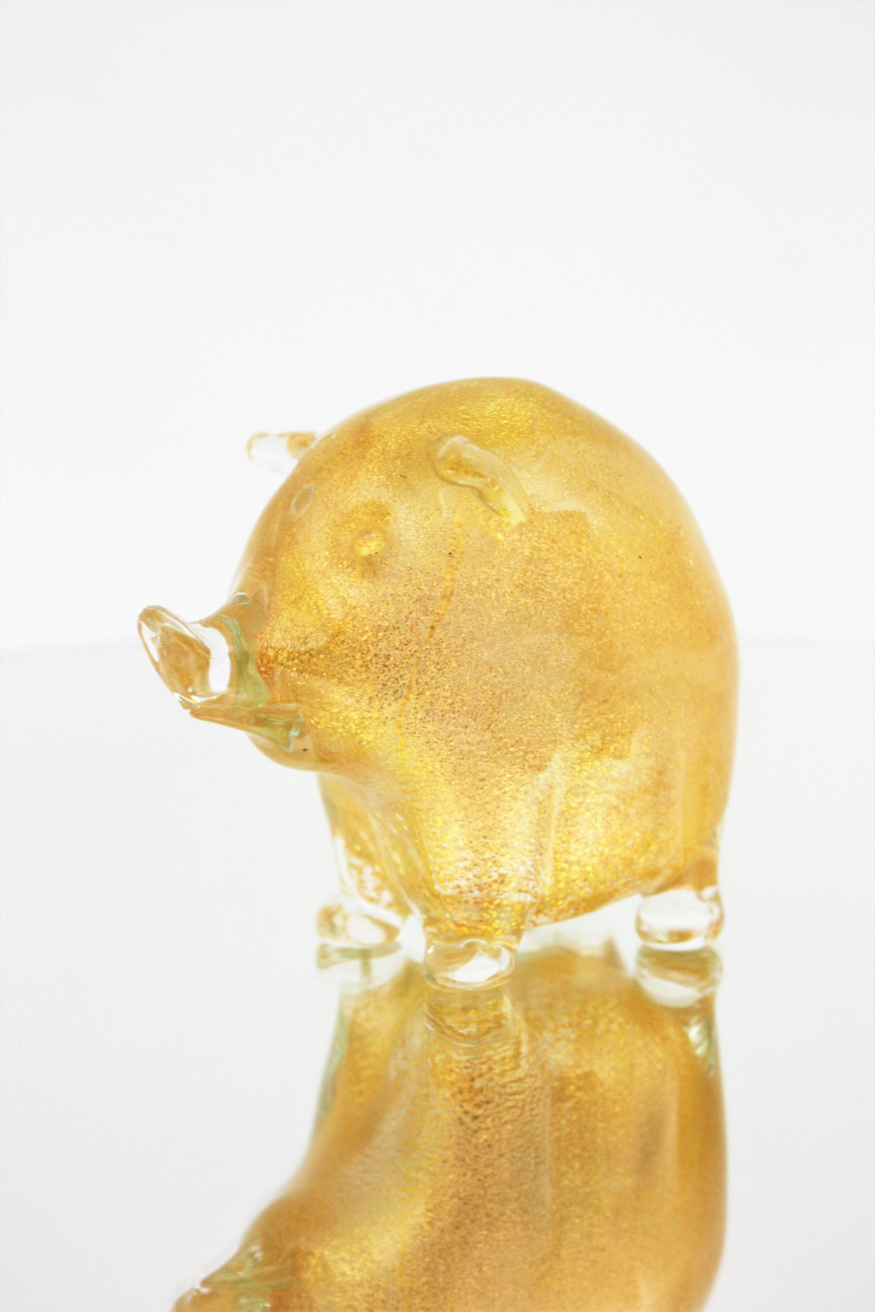 Eye-catching gold flecked clear murano art glass little wild pig figure. Seguso Vetri d'Arte, Italy, 1950s.
This wild pig figurine sculpture is handcrafted in clear glass with Aventurine gold flecks inclussions thorough.
Interesting for collectors