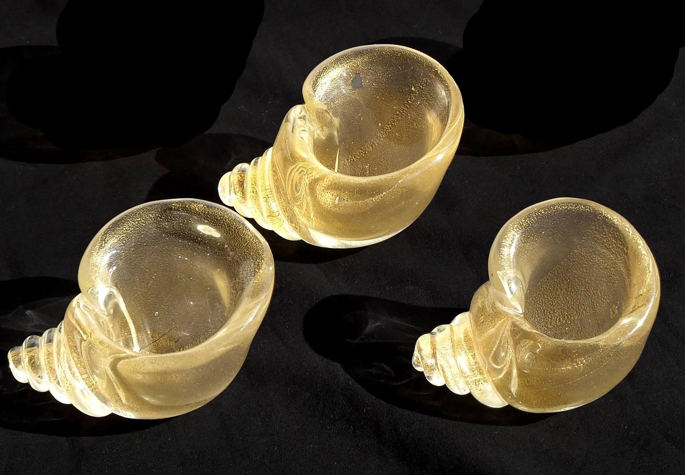 Mid-Century Modern Seguso Vetri d'Arte Murano Gold Flecks Italian Art Glass Seashell Sculptures For Sale
