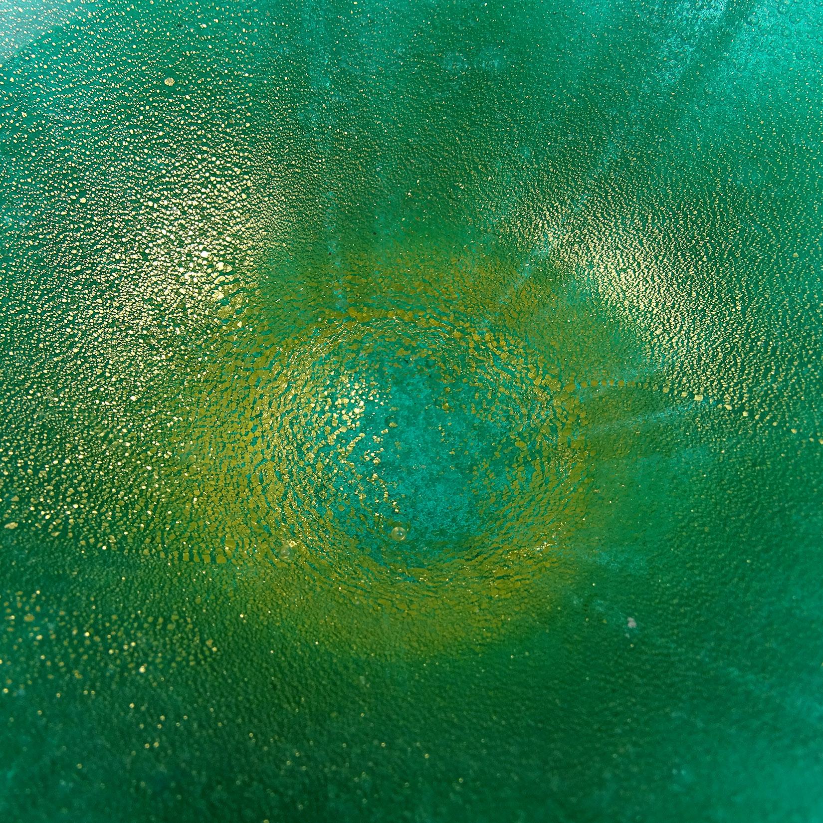 Seguso Vetri d'Arte Murano Green Gold Flecks Pulegoso Italian Art Glass Bowl In Good Condition In Kissimmee, FL