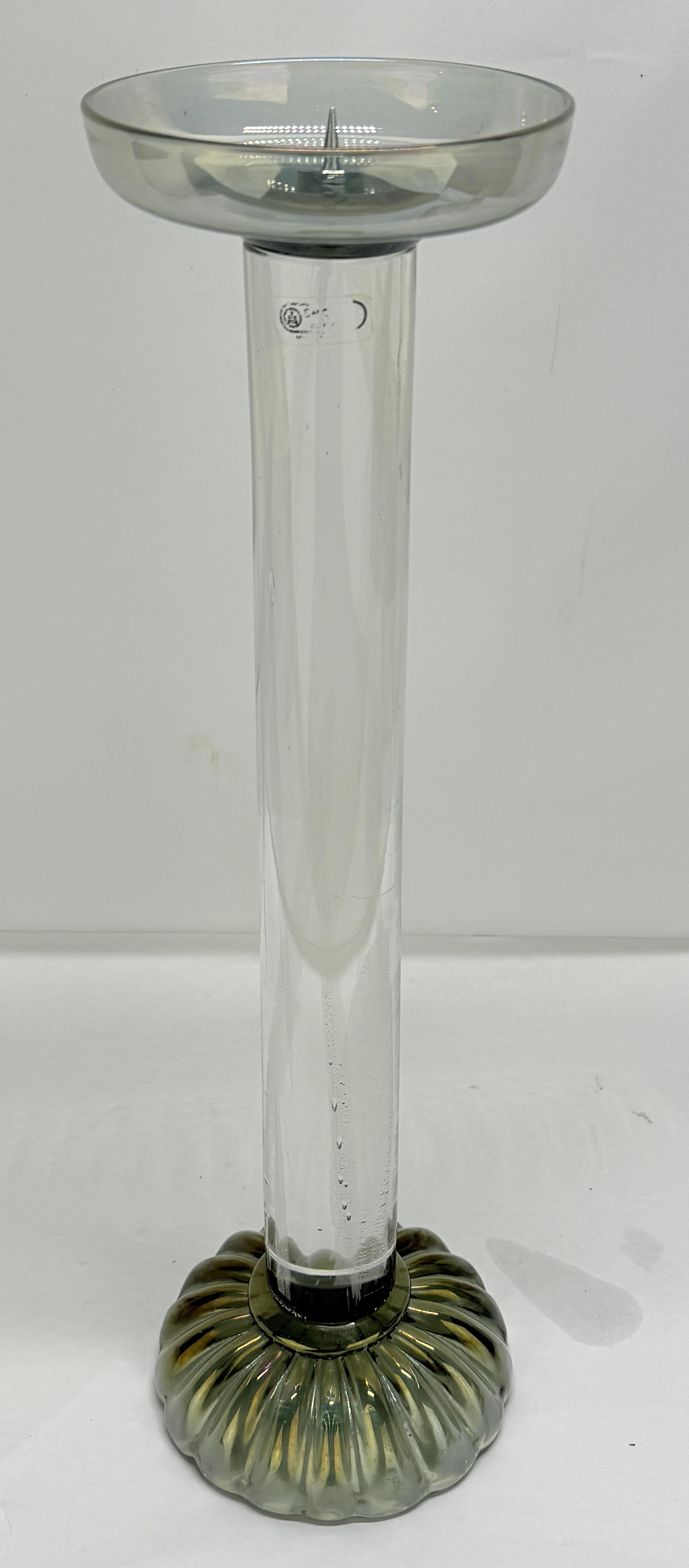 Candeliere da altare o torchère in vetro artistico di Murano firmato, attribuito a Seguso Vetri d'Arte, metà del XX secolo. Il design è un esempio sorprendente di lavorazione del vetro italiano del dopoguerra, con una base a cupola scanalata,