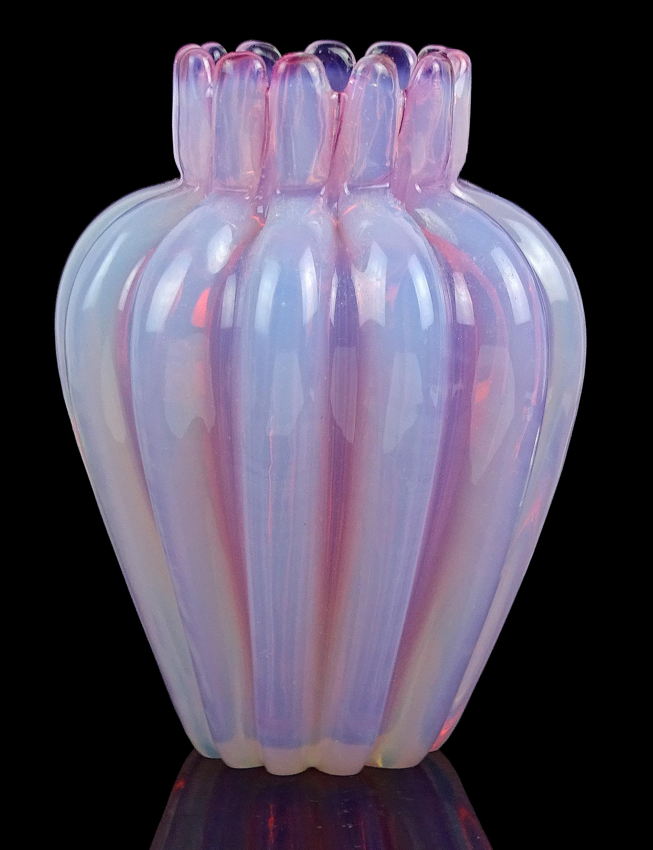 Bellissimo vaso vintage di Murano soffiato a mano in vetro artistico italiano opalescente a coste. Il pezzo è documentato dall'azienda Seguso Vetri d'Arte. Il vaso è stato pubblicato, e può essere visto in una foto d'archivio all'interno del libro