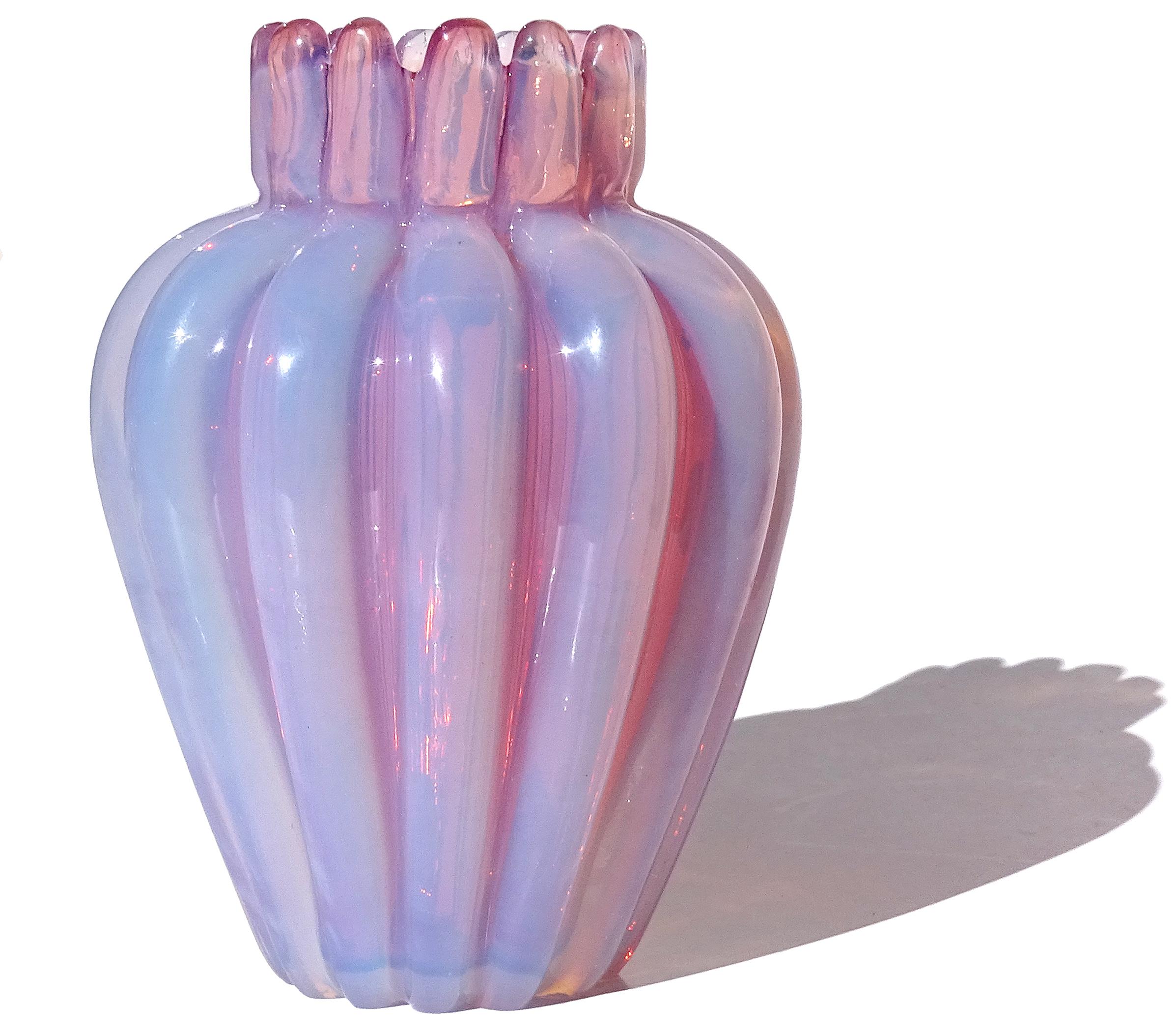 Mid-Century moderno Seguso Vetri d'Arte Murano rosa opale in vetro artistico a coste con boccioli di fiori in vendita