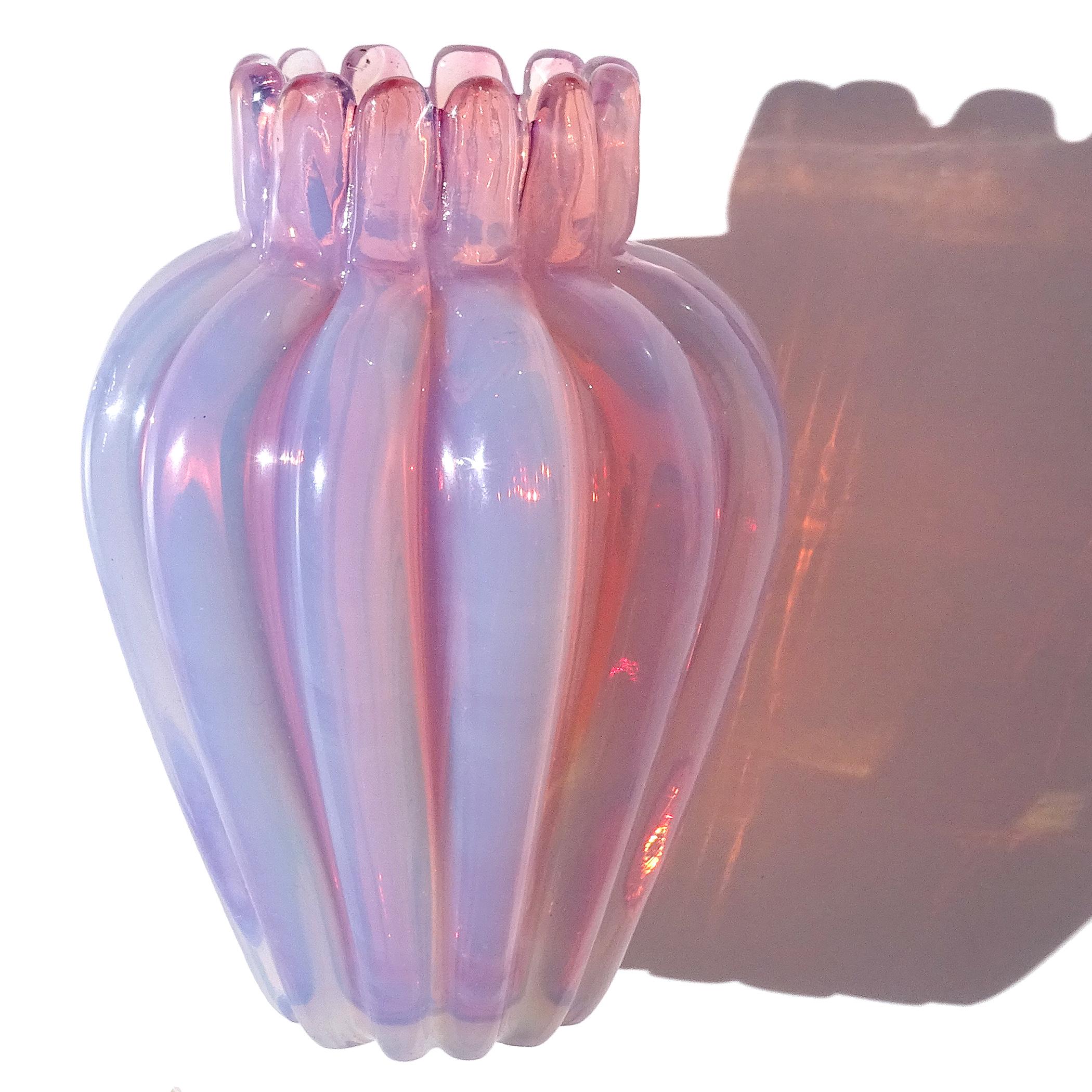 Vetro Seguso Vetri d'Arte Murano rosa opale in vetro artistico a coste con boccioli di fiori in vendita