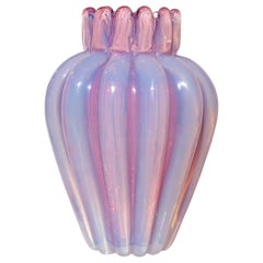 Seguso Vetri d'Arte Jarrón para capullo de flor acanalada de cristal artístico italiano rosa ópalo de Murano