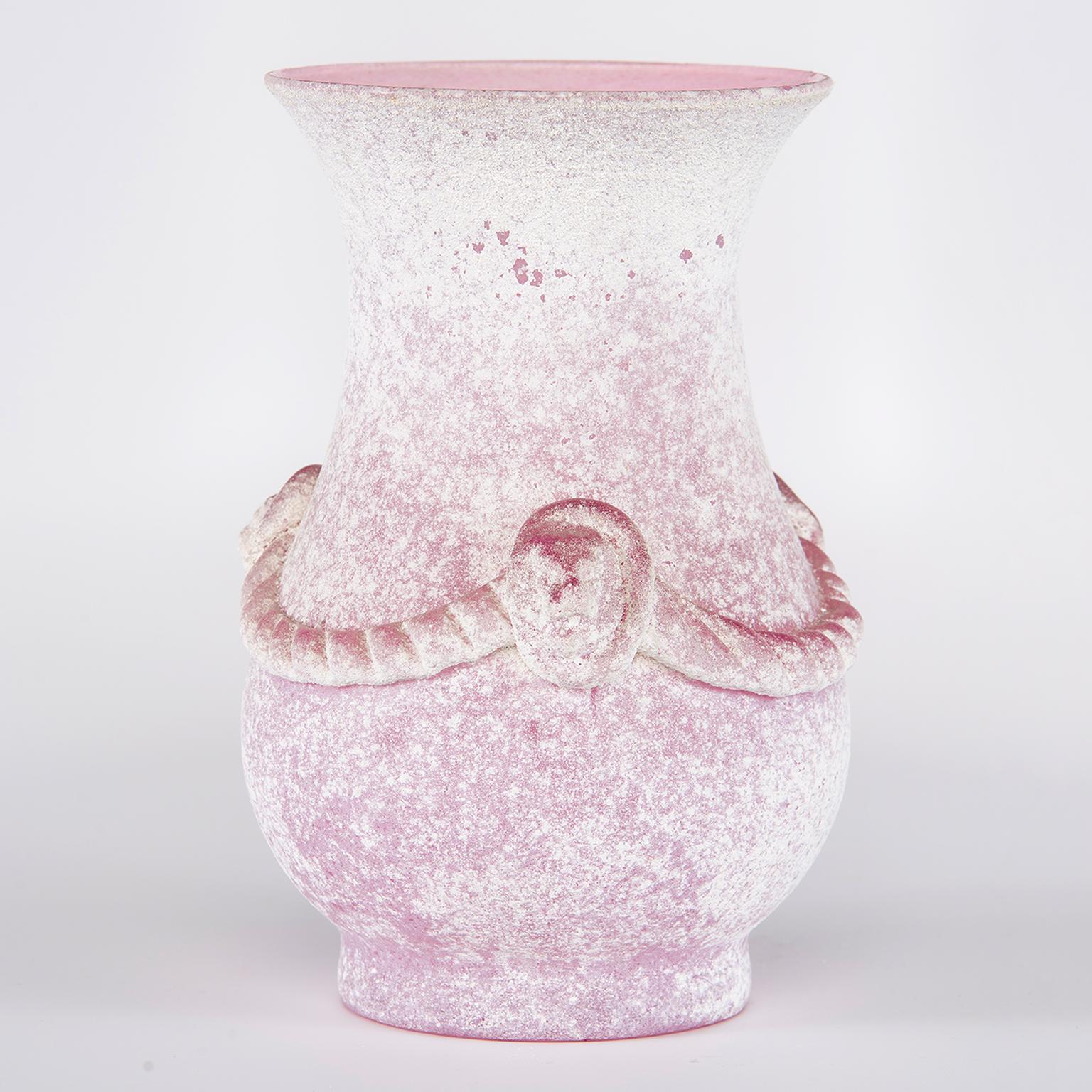 Seguso pink Scavo style Murano glass vase in Classic shape with applied glass design of rope garland and lion heads, circa 1960s. Excellent vintage condition with no flaws found.