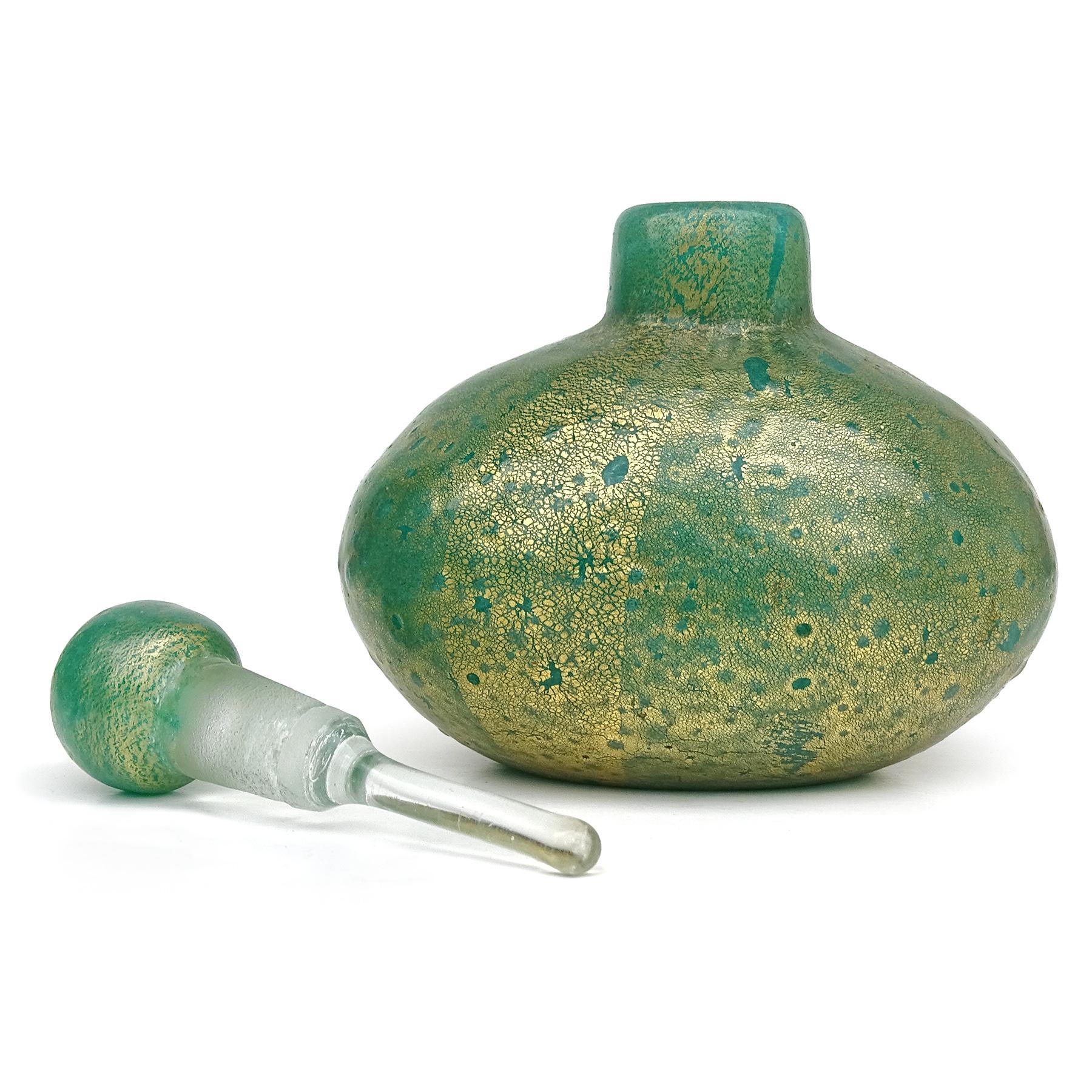 Magnifique et rare, vintage Murano soufflé à la main vert et mouchetures d'or verre d'art italien parfum flacon de parfum. Documenté à la société Seguso Vetri d'Arte, vers les années 1930-40. Le numéro de modèle est incertain, mais une photographie
