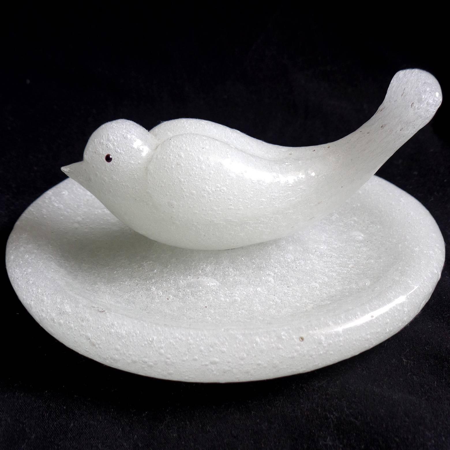 Rare and beautiful antique Murano hand blown white Pulegoso art glass bird trinket / ring dish. Documented to designer Flavio Poli for Seguso Vetri D' Arte, circa 1937. It is published (as seen on the last photo), model number 3903. Collectors item.