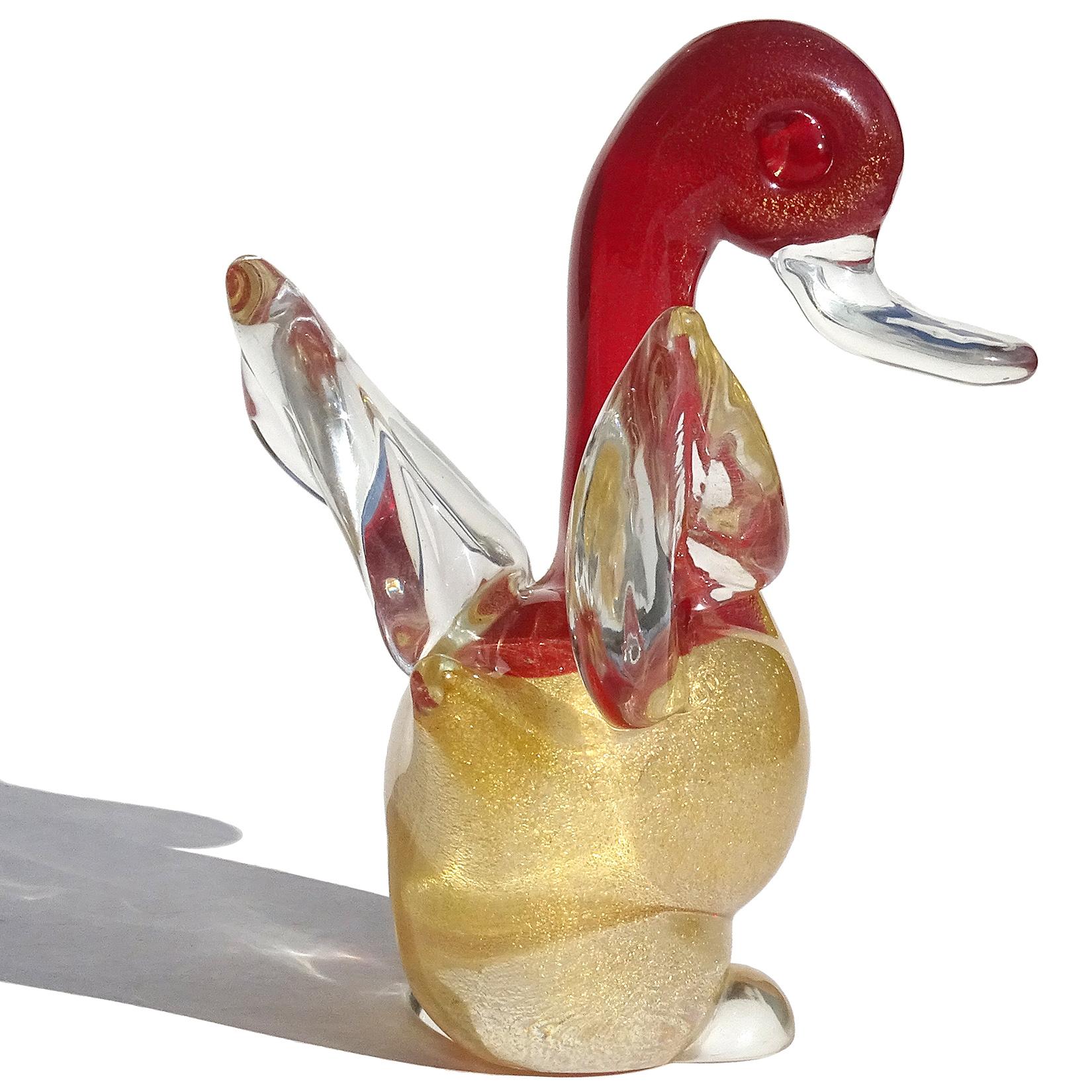 Schöne Vintage Murano mundgeblasen Sommerso rot, und Goldflecken italienische Kunst Glas Baby Vogel Figurine. Wird der Werkstatt Seguso Vetri D'Arte zugeschrieben. Eine Zeichnung einer ähnlichen Figur befindet sich in ihrem Archiv (siehe letztes