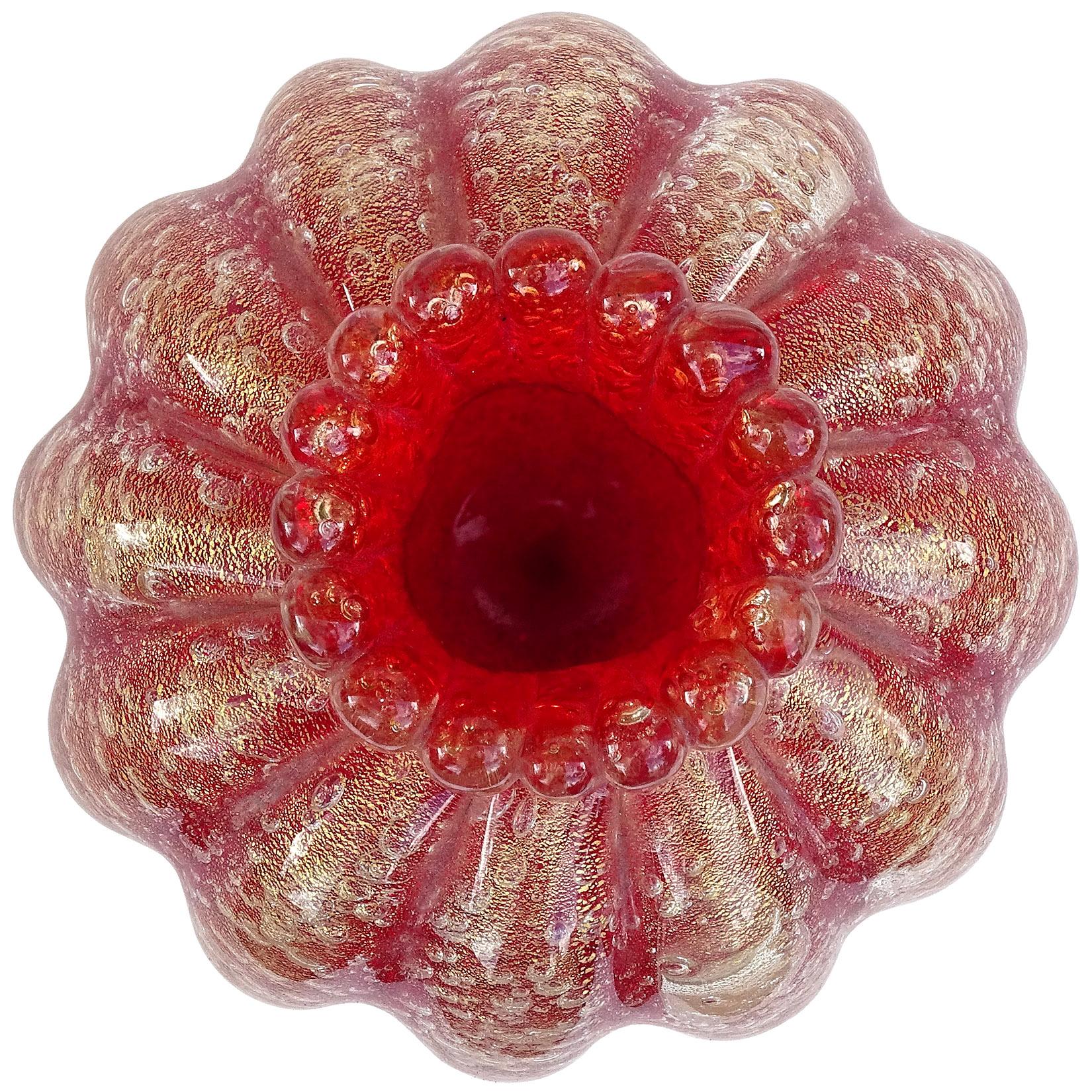 Seguso Vetri d'Arte Jarrón para capullos de flor acanalada de cristal artístico italiano de Murano rojo dorado Moderno de mediados de siglo en venta