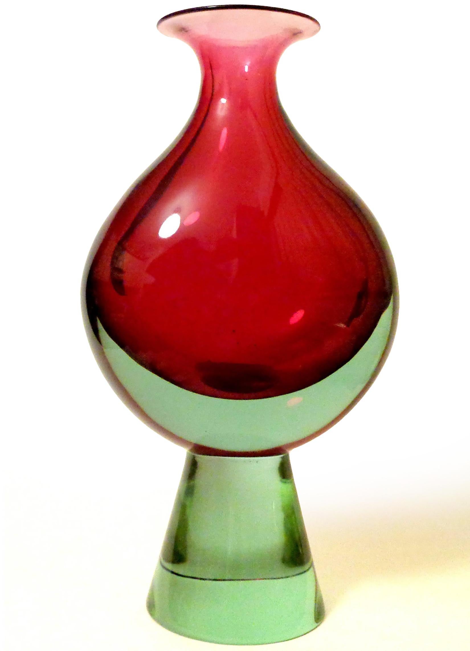 Hand-Crafted Seguso Vetri d'Arte Murano Red Purple Alexandrite Italian Art Glass Flower Vase For Sale