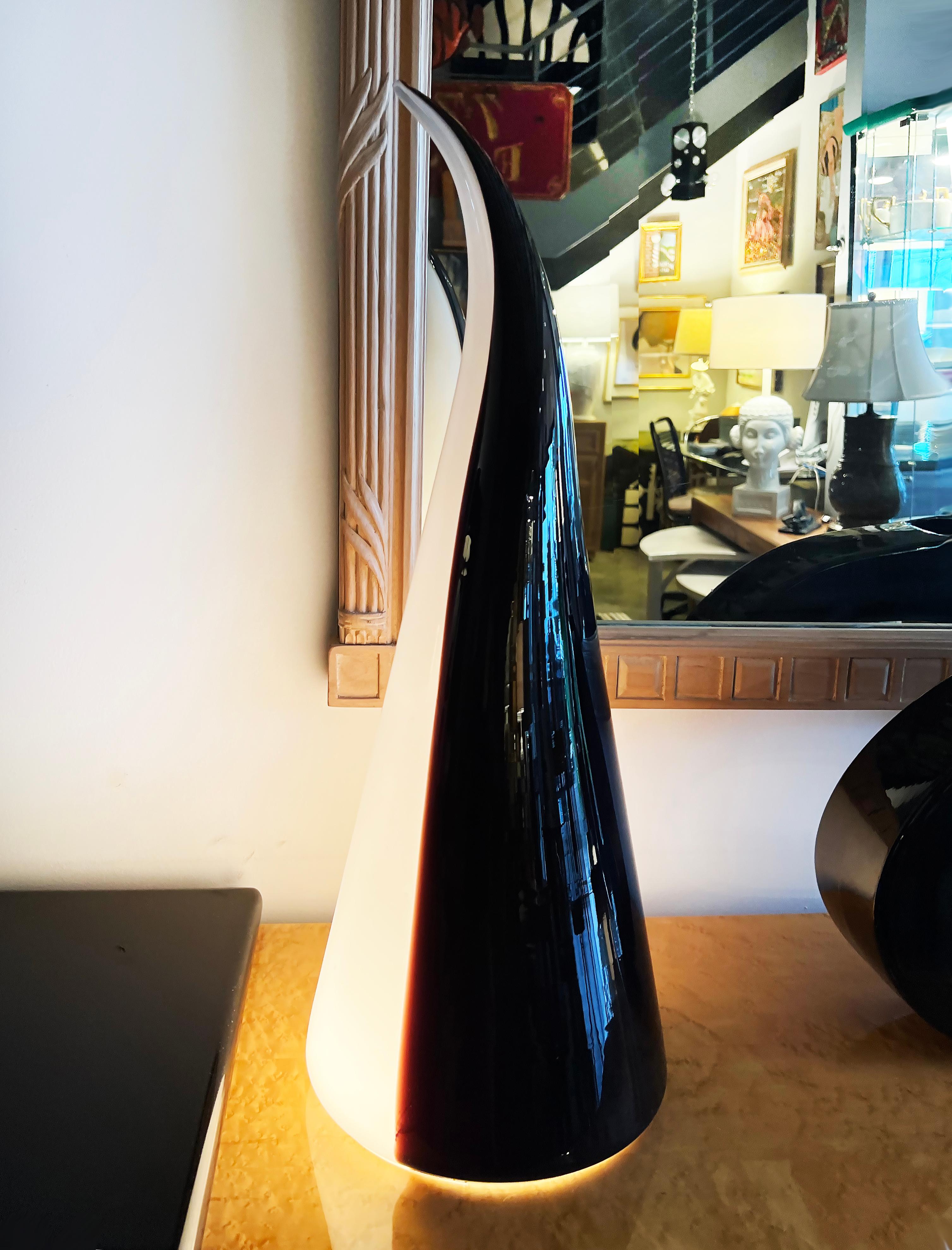 Seguso Vetri d'Arte Lámpara de mesa escultórica de Murano, Italia 1960


Se ofrece a la venta un original italiano Seguso Vetri d'Arte Murano semitranslúcido blanco y negro  Lámpara de sobremesa de vidrio soplado de los años 60. La lámpara ofrece un
