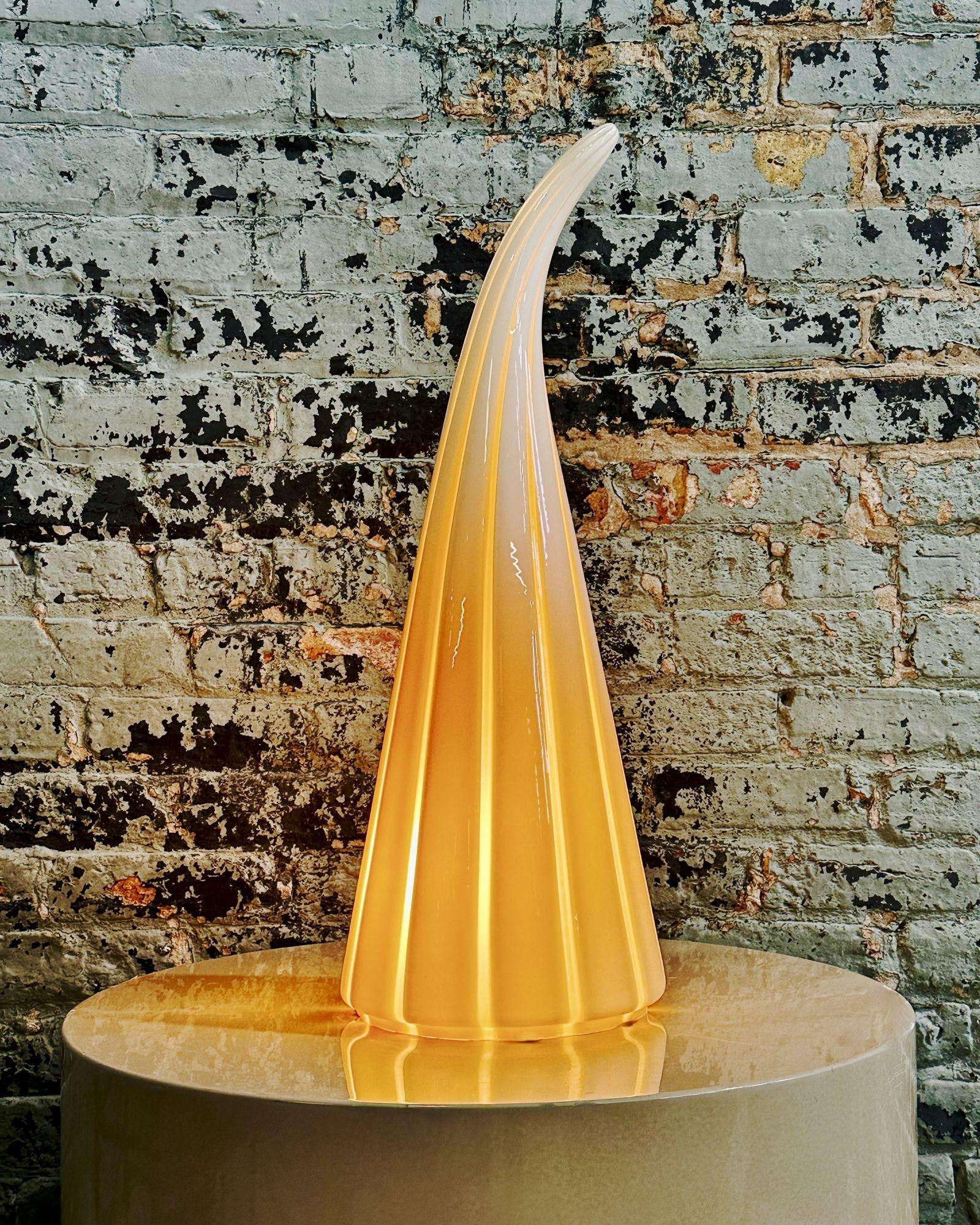 Seguso Vetri d'Arte Murano lampe de table sculpturale, Italie 1960. La lampe est en verre de Murano semi translucide. Original
Livraison gratuite partout aux États-Unis