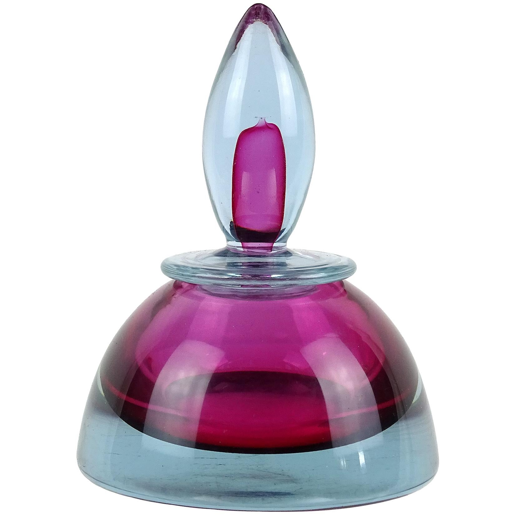 Beautiful vintage Murano hand blown Sommerso purple and pink Italian art glass decorative vanity jar. Documented to the Seguso Vetri d'Arte Company. The piece is made with Neodymium 