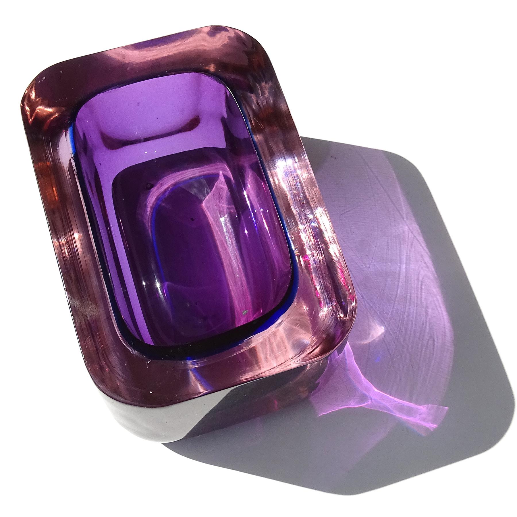 Vintage Murano soufflé à la main Sommerso violet verre d'art italien géode coupe bol. Attribué à la société Seguso Vetri d'Arte, vers les années 1960. Un bol similaire figure dans les archives photographiques de l'entreprise, sous le numéro 12877,