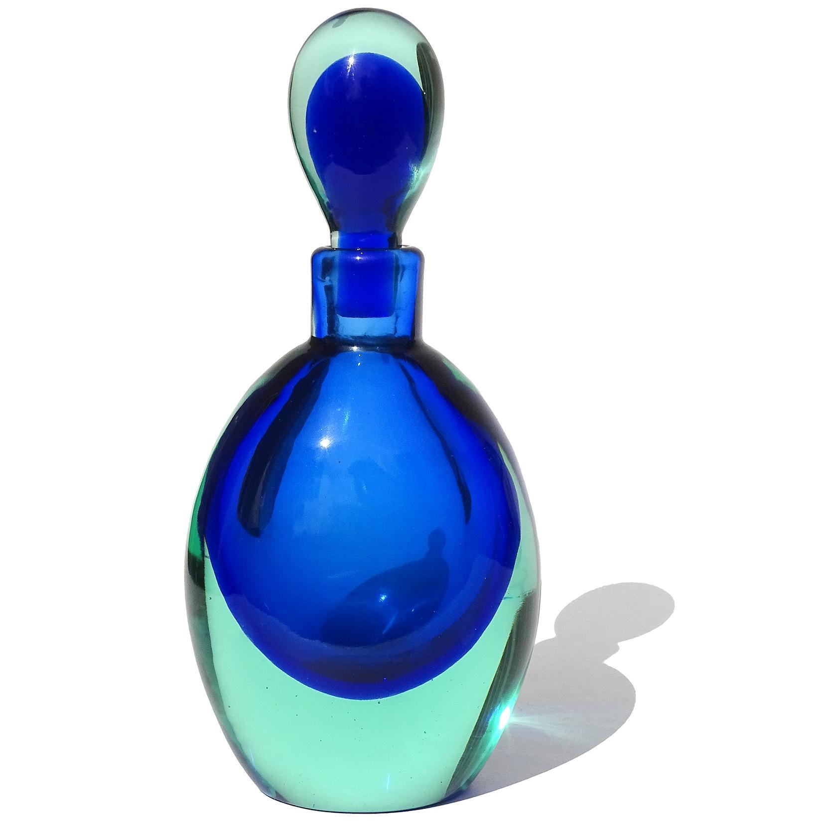Beautiful vintage Murano hand blown Sommerso cobalt blue and aqua Italian art glass perfume bottle. Documented to the Seguso Vetri d'Arte company. The bottle has the original stopper. It has an oval shape, thinner on the side view. The glass has a
