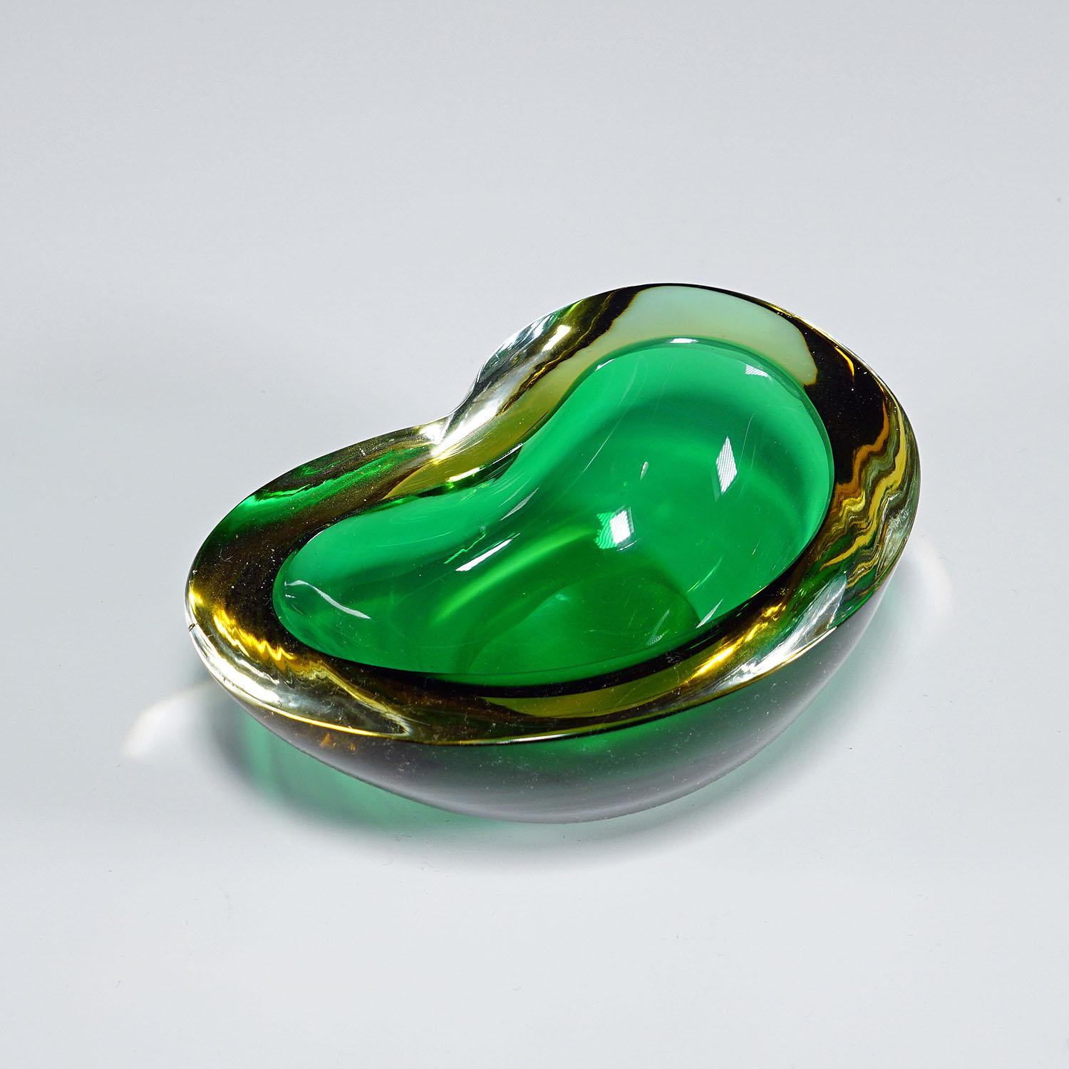 Seguso Vetri d'Arte Murano Glass Sommerso Bowl 1960s
Articolo e7099
Una ciotola asimmetrica in vetro artistico di Murano Glass Sommerso. Attribuito a Flavio Poli e Seguso Vetri d'Arte, circa 1950. Realizzato in vetro trasparente spesso con un