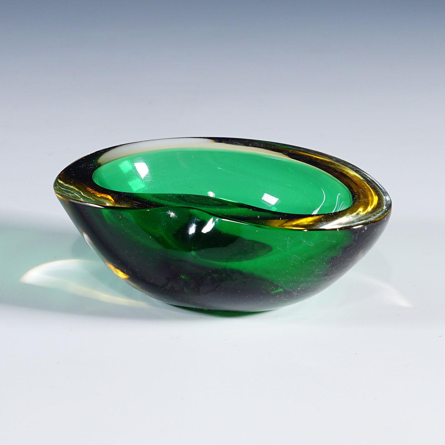 Italiano Seguso Vetri d'Arte Murano Glass Sommerso Bowl 1960s in vendita
