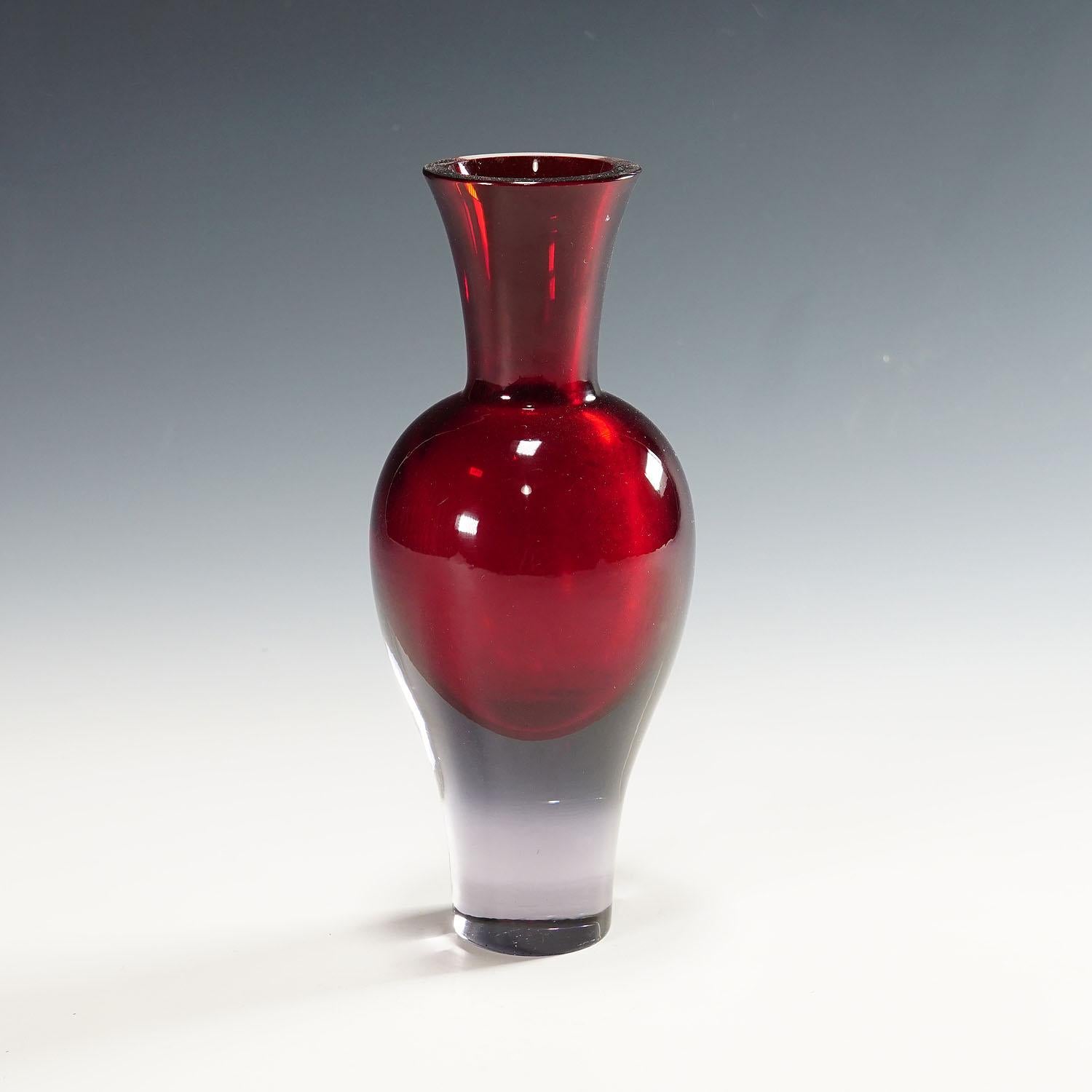 Vase en verre Vetri d'Arte Murano Sommerso, 1960.

Un vase vintage en verre d'art de Murano. Conçue par Flavio Poli et fabriquée par Seguso Vetri d'Arte vers les années 1960. Fabriqué en verre violet épais avec une incrustation rouge rubis. Un