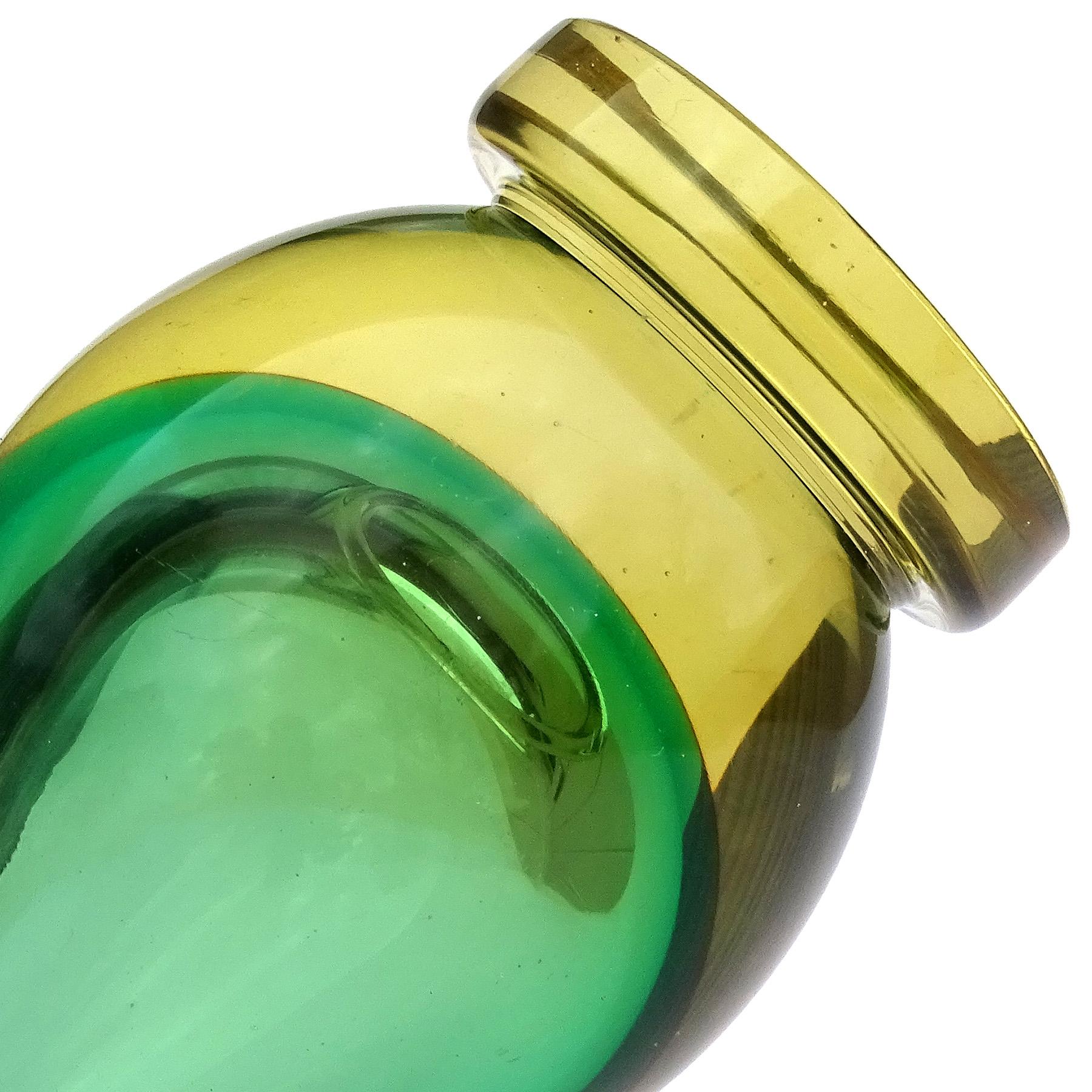 Seguso Vetri d'Arte Murano Sommerso Green Yellow Italian Art Glass Flower Vase In Good Condition For Sale In Kissimmee, FL