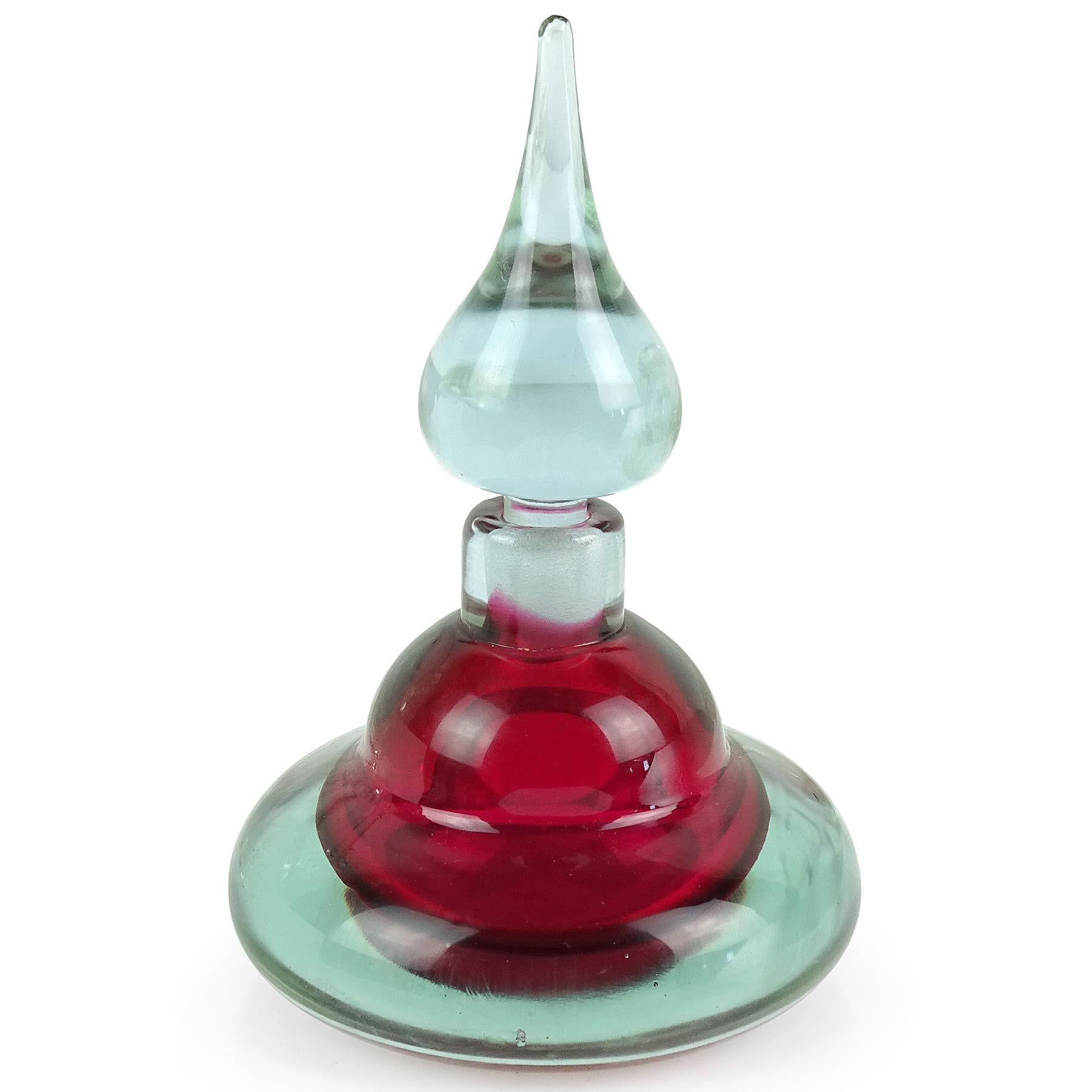 Beautiful vintage Murano hand blown Sommerso purple and red Italian art glass vanity perfume bottle. Documented to the Seguso Vetri d'Arte Company. The piece has an original 