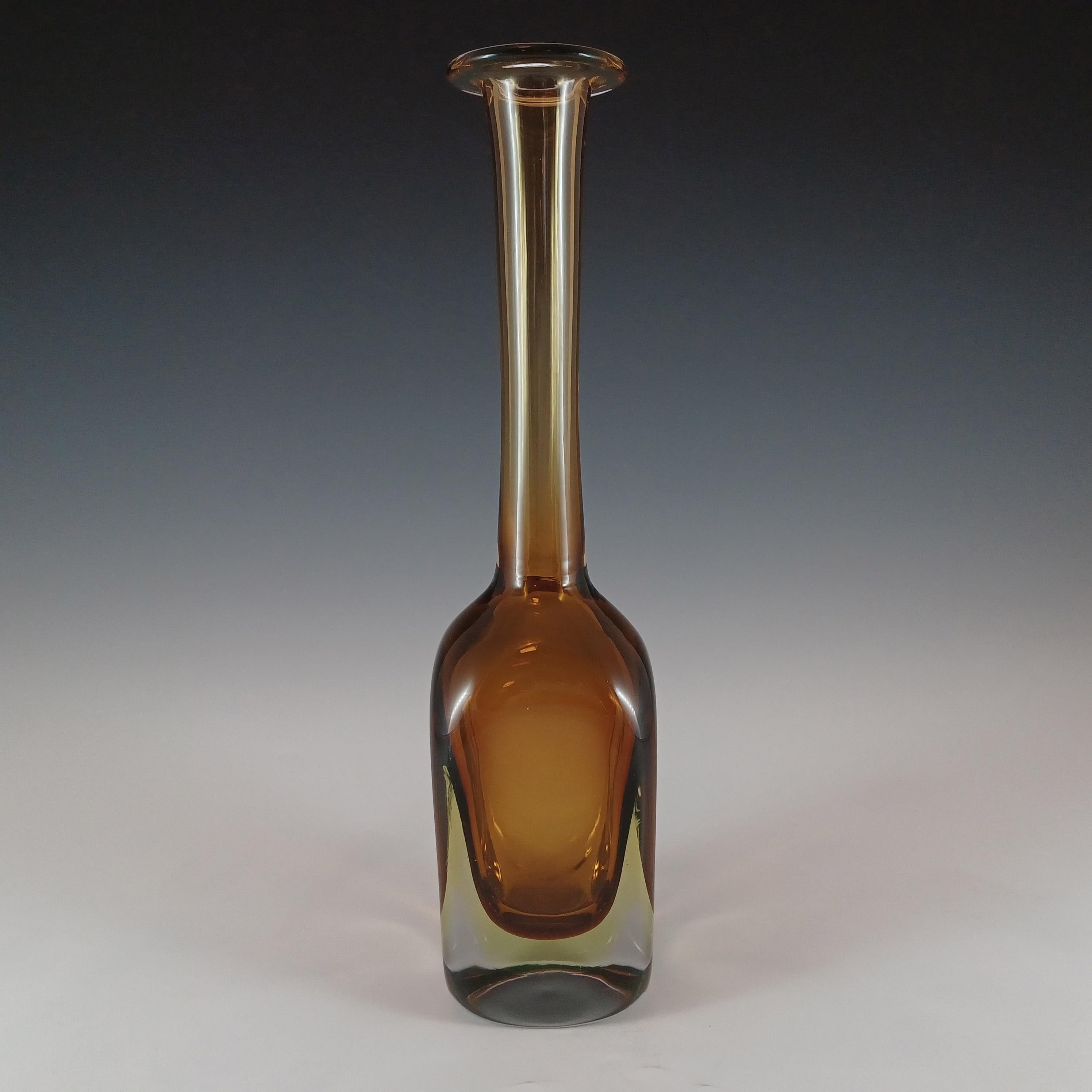 A magnificent Venetian glass bottle vase, made on the island of Murano, near Venice, Italy. Attributed to Seguso Vetri d'Arte, and most likely designed by Mario Pinzoni. Very similar items are shown in the excellent book Seguso Vetri d'Arte - Glass
