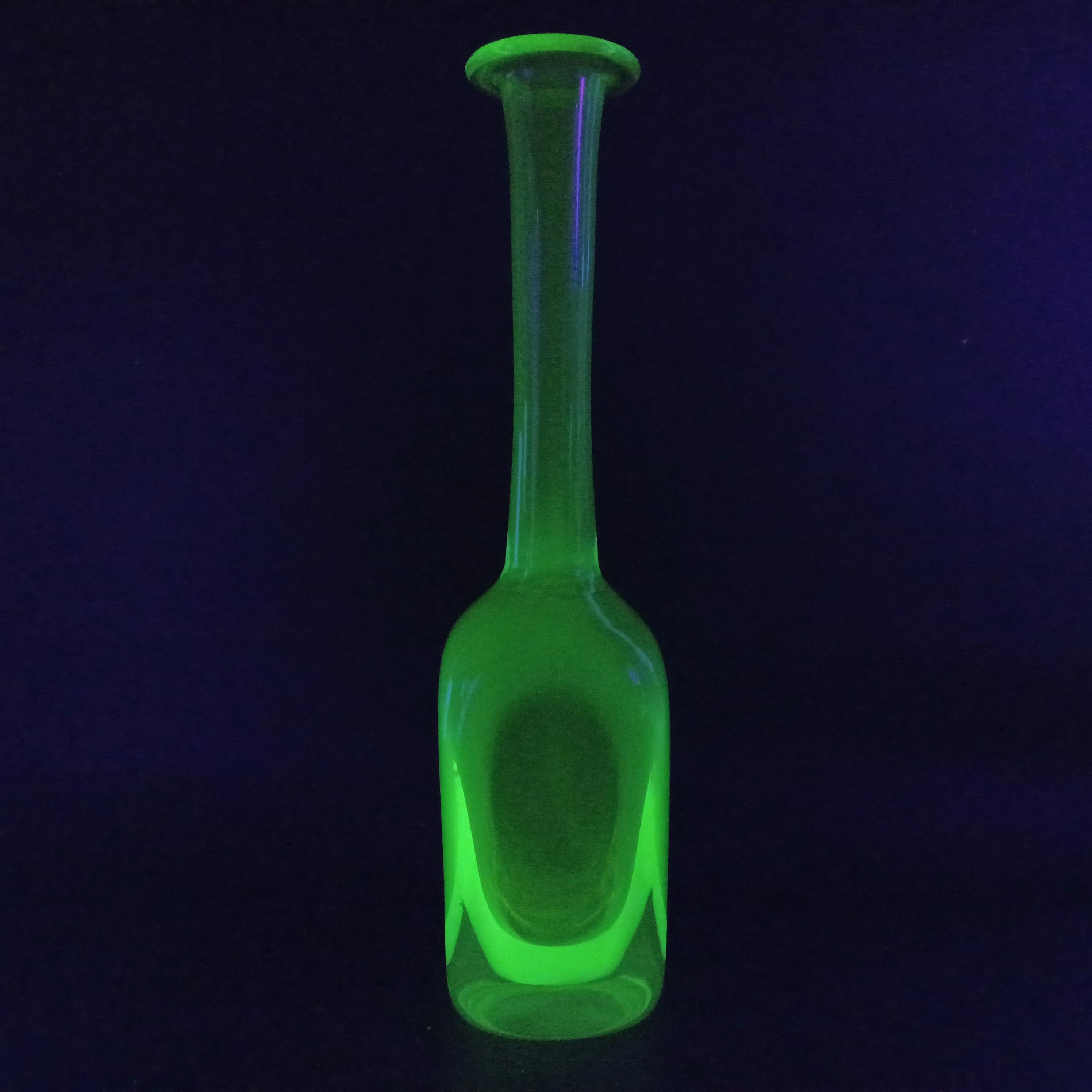 Mid-Century Modern Seguso Vetri d'Arte Murano Sommerso Uranium Glass Bottle Vase - Pinzoni