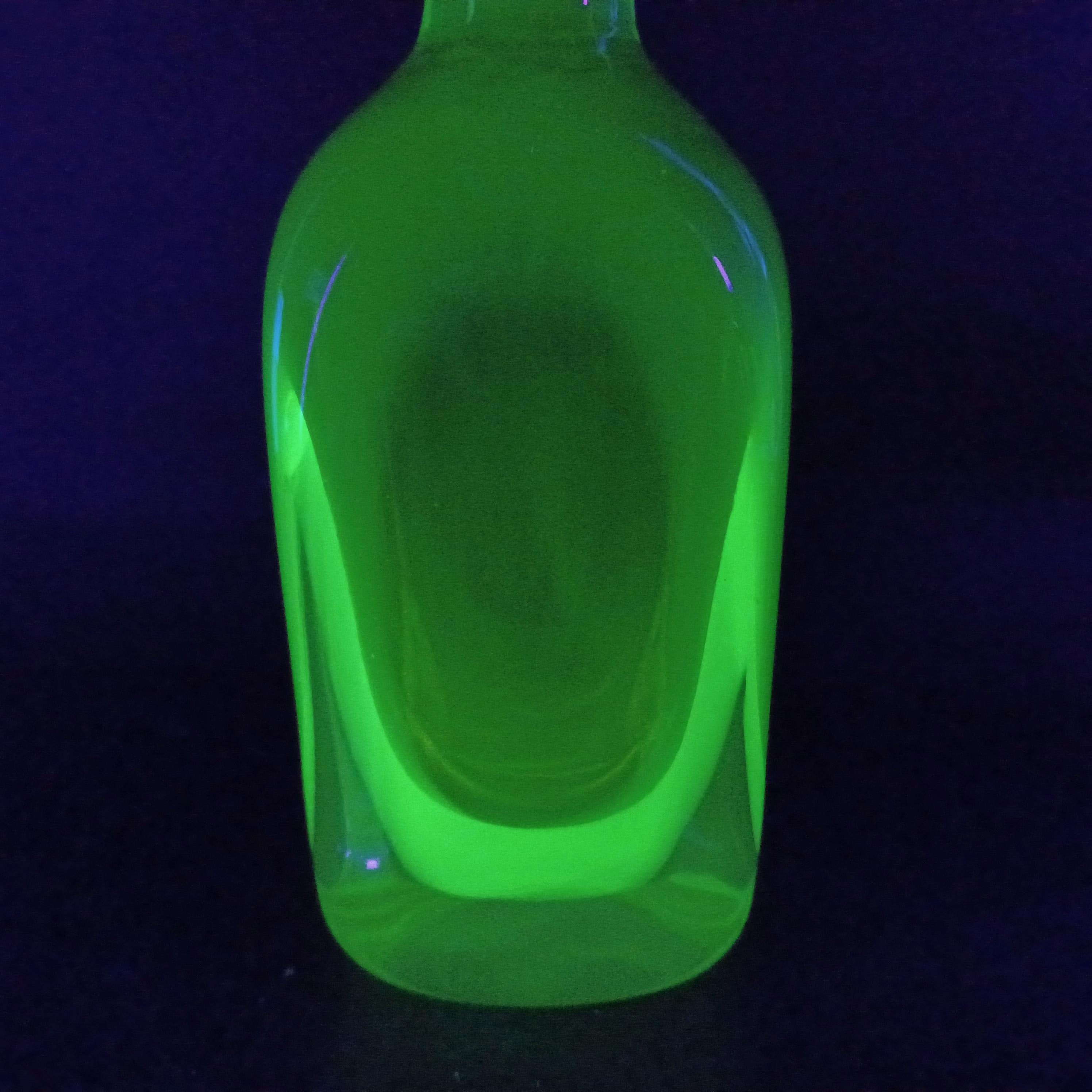 Hand-Crafted Seguso Vetri d'Arte Murano Sommerso Uranium Glass Bottle Vase - Pinzoni