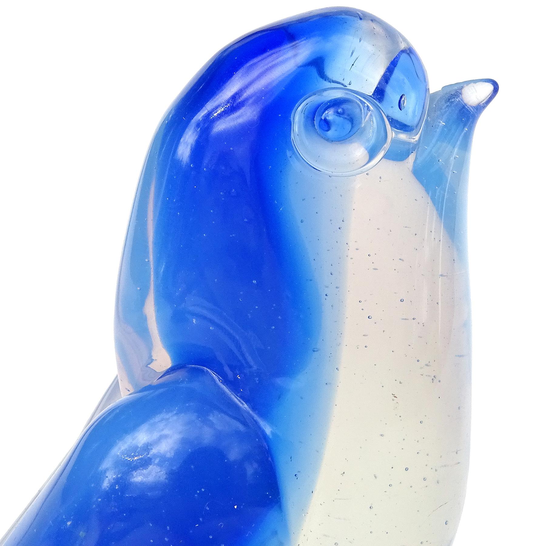 Magnifique figurine/sculpture d'oiseau en verre soufflé à la main Sommerso de Murano, de couleur blanc opalescent et bleu ciel. Documenté à l'entreprise Seguso Vetri d'Arte. L'oiseau mignon a des yeux bleus appliqués, et se tient sur une base de