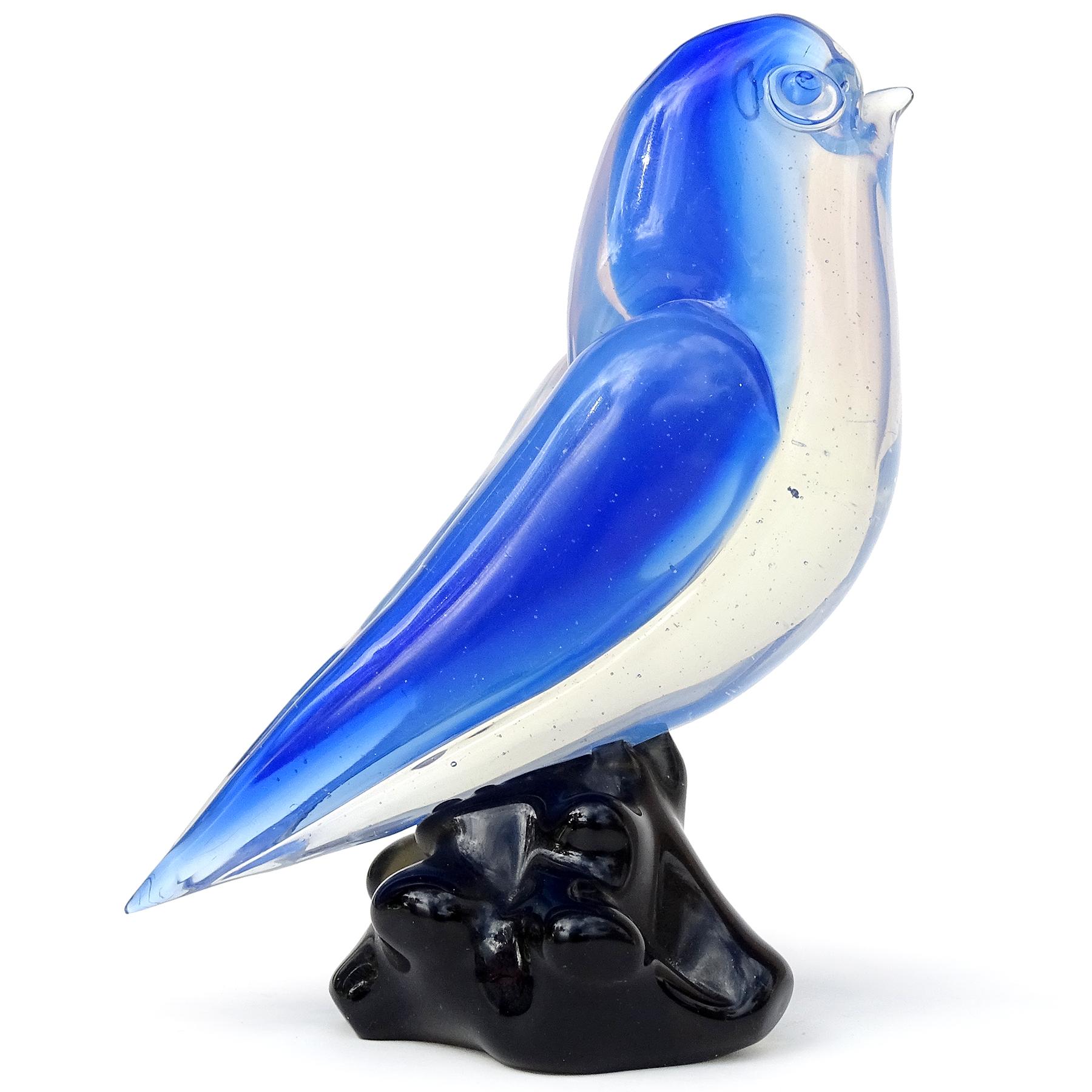 Italienische Seguso Vetri d'Arte Murano-Kunstglas-Vogelfigur aus blauem Opal in Weiß (Moderne der Mitte des Jahrhunderts) im Angebot