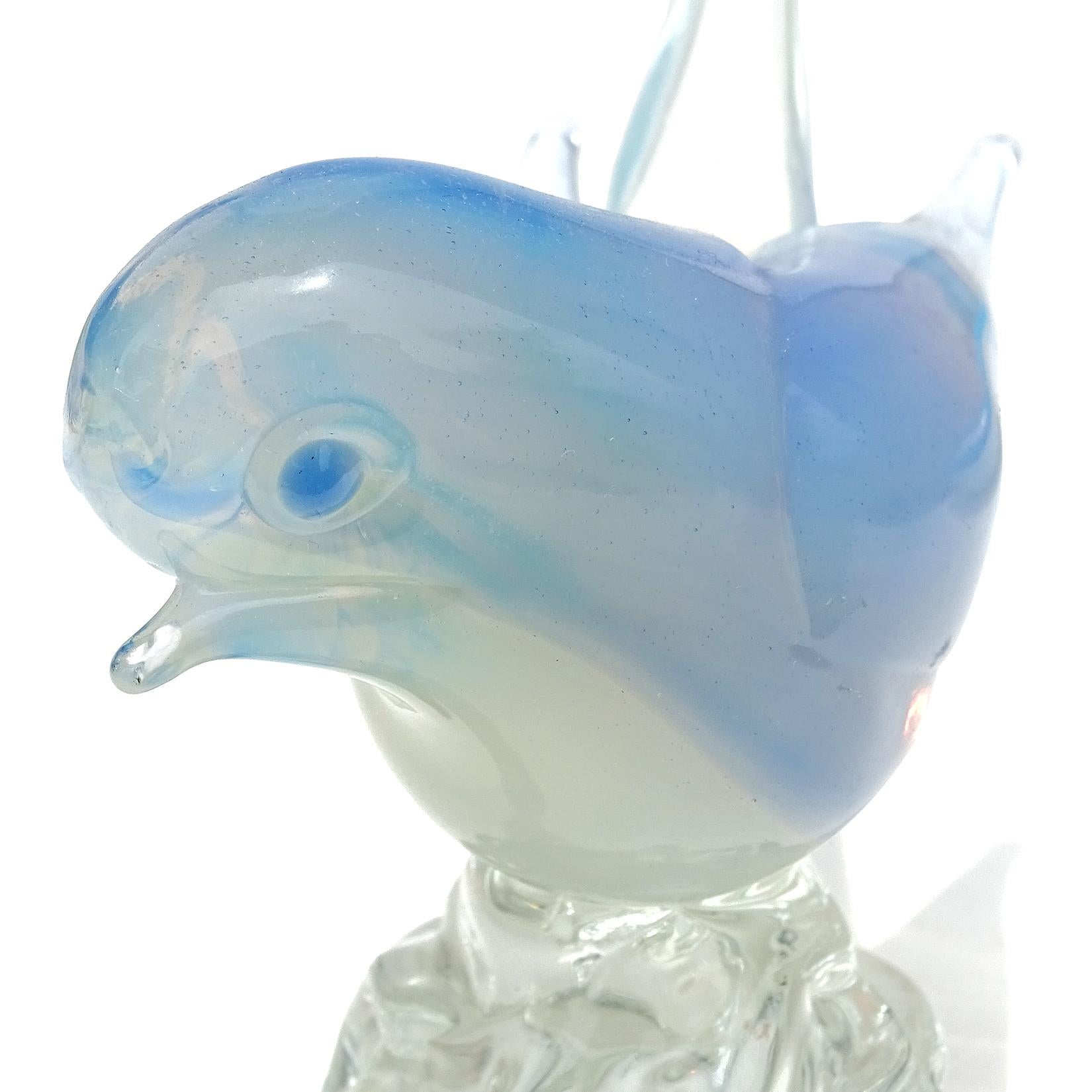 Seguso Vetri d'Arte Murano Vintage Opal White Blue Italian Art Glass Bird Figure In Good Condition For Sale In Kissimmee, FL