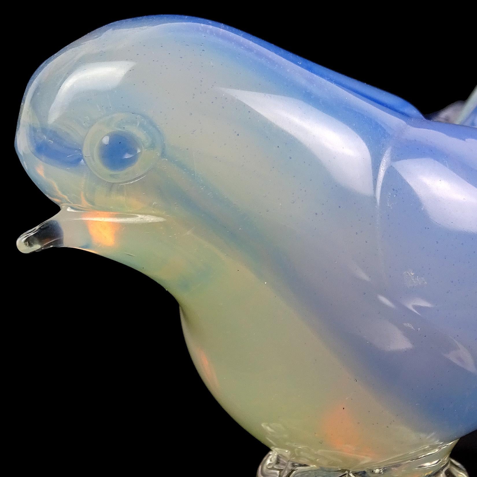 Fait main Figurine d'oiseau en verre d'art italien Seguso Vetri d'Arte Murano vintage opale blanche et bleue en vente