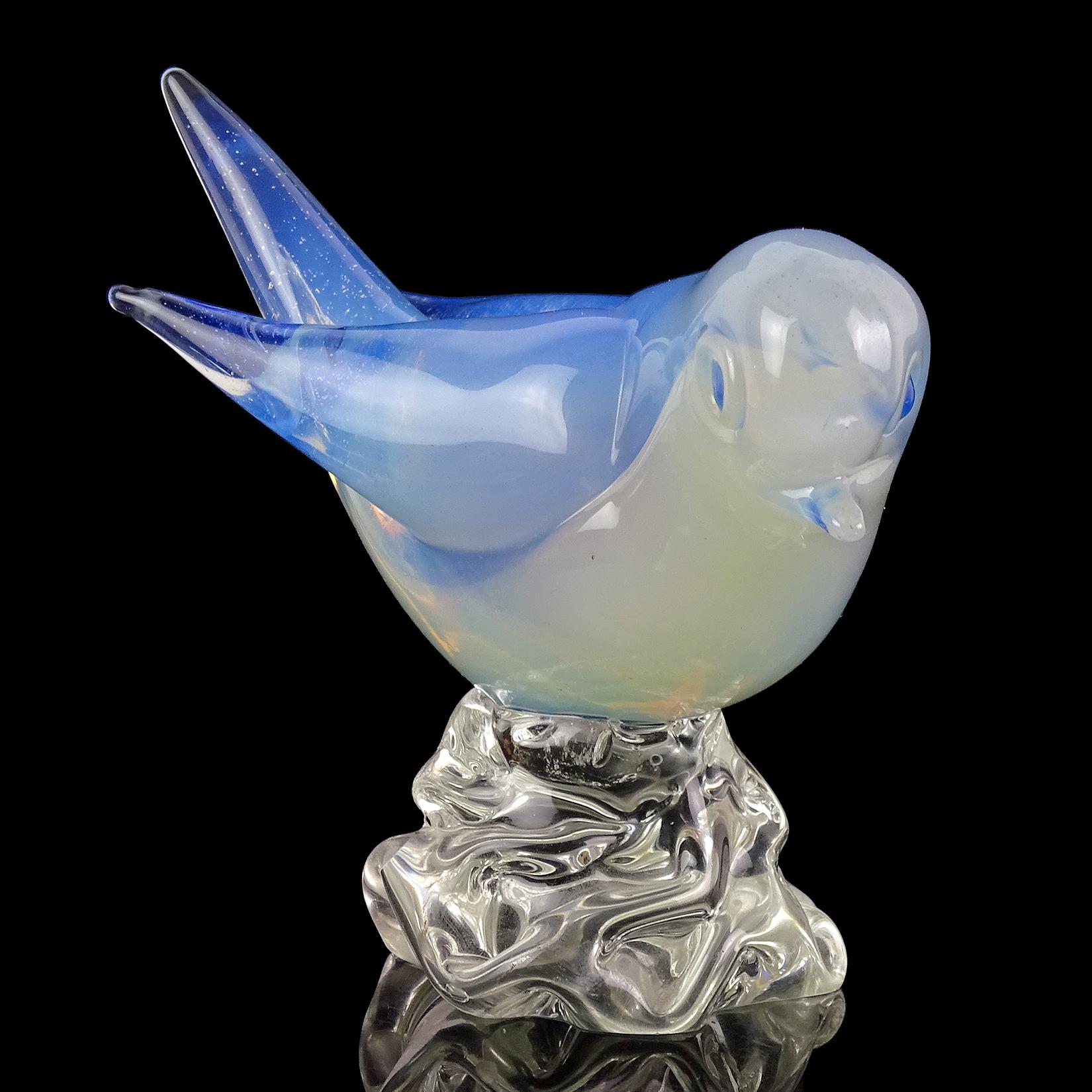 Figurine d'oiseau en verre d'art italien Seguso Vetri d'Arte Murano vintage opale blanche et bleue Bon état - En vente à Kissimmee, FL